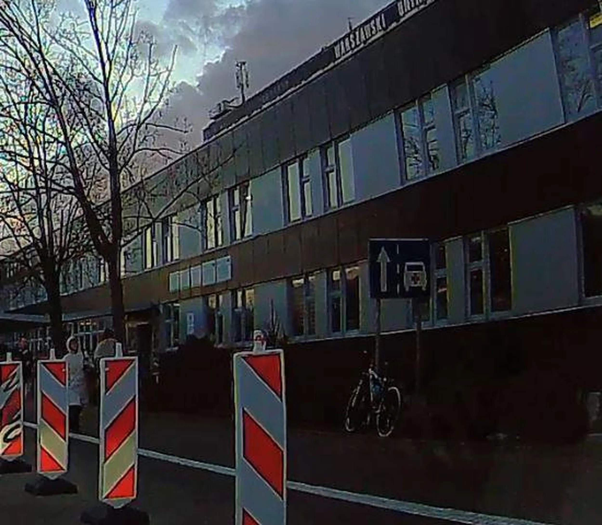 Podstarzała panienka jeździ sobie pod prąd na terenie szpitala Banacha i bardzo ją to bawi.