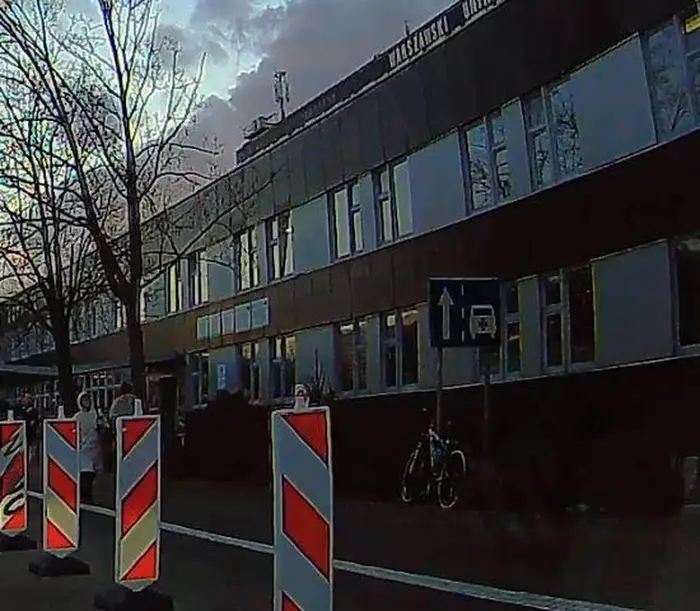 Podstarzała panienka jeździ sobie pod prąd na terenie szpitala Banacha i bardzo ją to bawi.