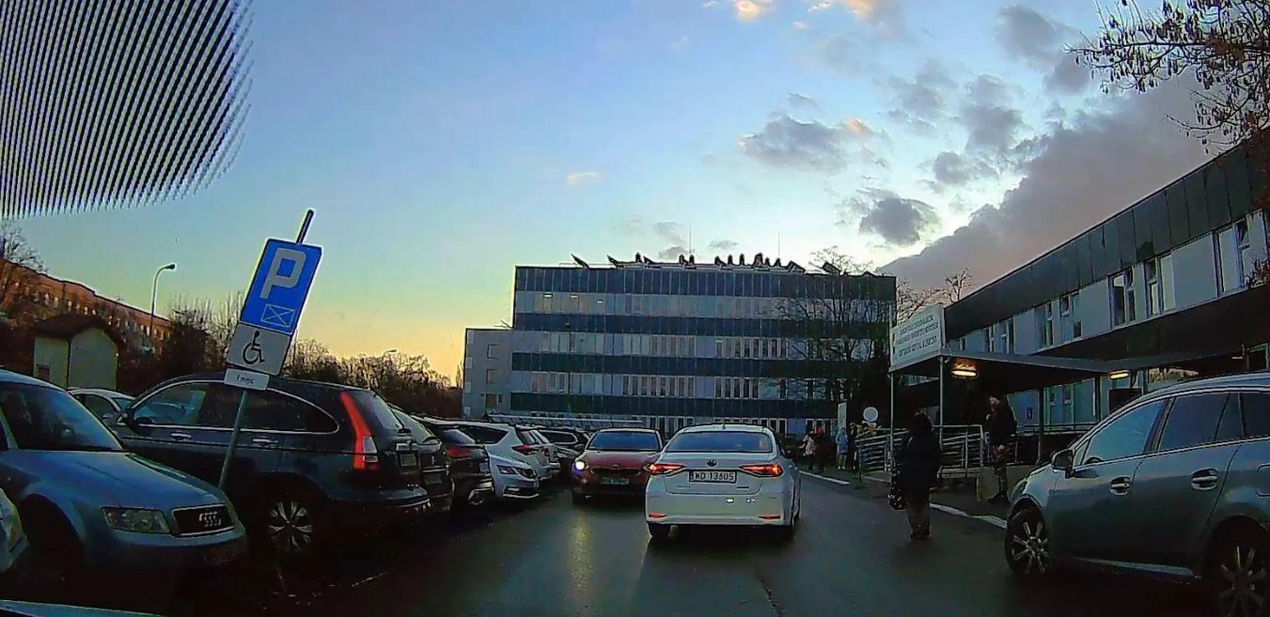 Podstarzała panienka jeździ sobie pod prąd na terenie szpitala Banacha i bardzo ją to bawi.