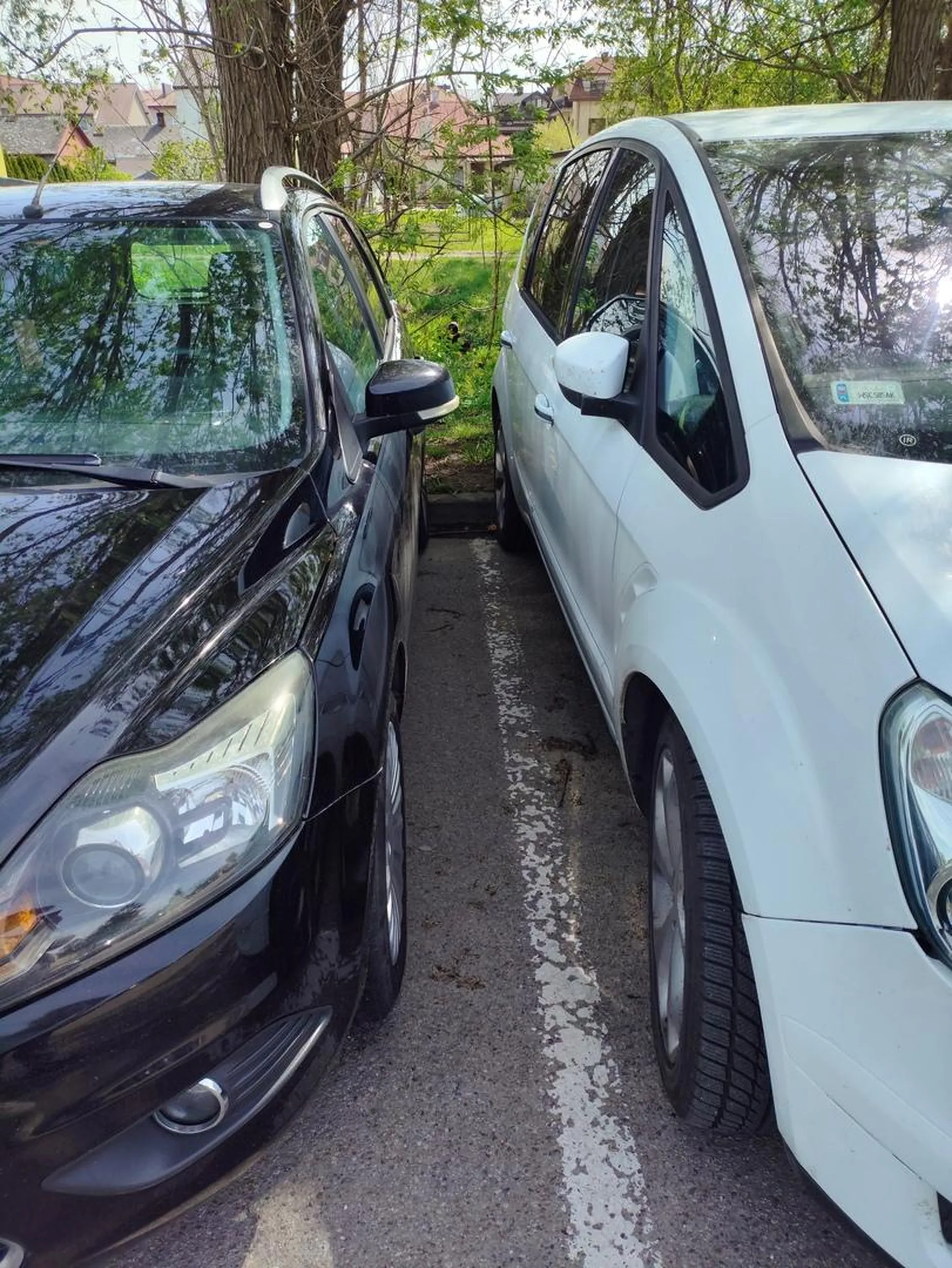 Naucz się parkować. Brak możliwości wejścia do auta. Nie pozdrawiam kierowcy!