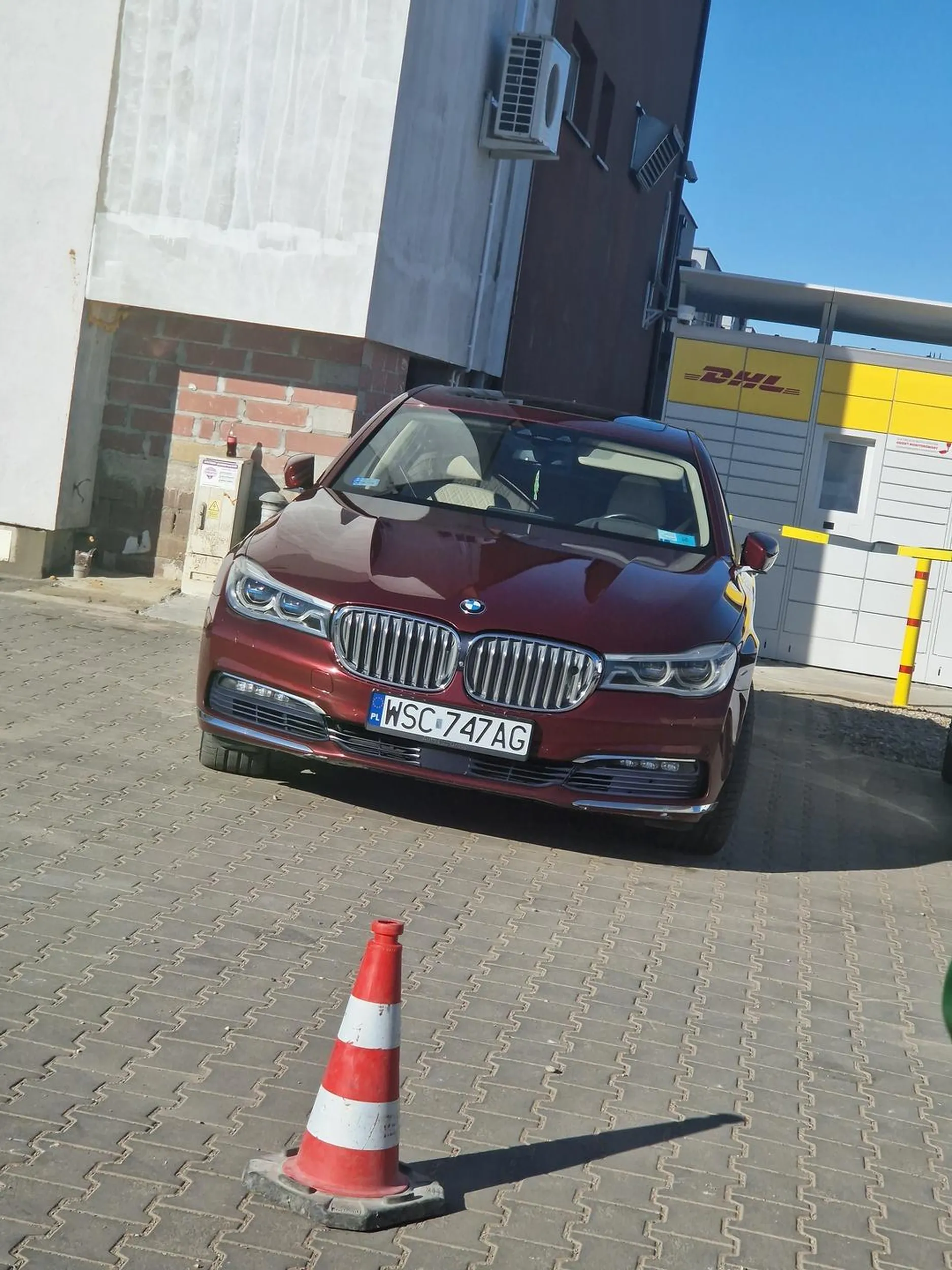 Niesamowity gbur i pajac, rzuca się z łapami przy pytaniu o przeparkowaniu auta. Widocznie marka oraz niebieski blankiet za szybą dużo mówią o właścicielu auta.