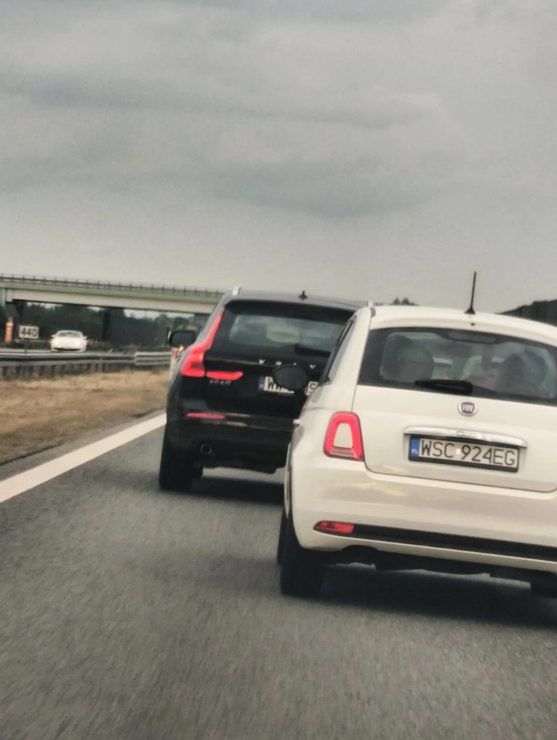 Prowadząca tego małego fiacika blondynka nie powinna mieć uprawnień do kierowania pojazdami. Na autostradzie przy prędkości 140 wciska się pomiędzy autami wymuszając gwałtowne hamowania. Szkoda że nie mam kamerki w samochodzie - tak sprawa byłaby już na policji.