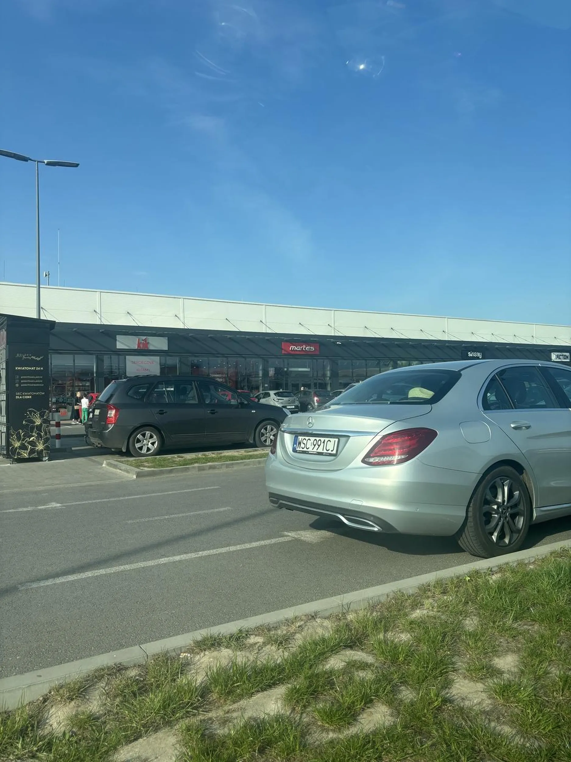 Pan prezes kupił sobie mercedesa i myśli że może jeździć jak chce, i parkować gdzie chce, stanął swoim pojazdem na środku drogi pod galerią handlową gdzie obowiązuje jakieś zasady poruszenia się. Więcej pomyślunku dla szanownego Pana