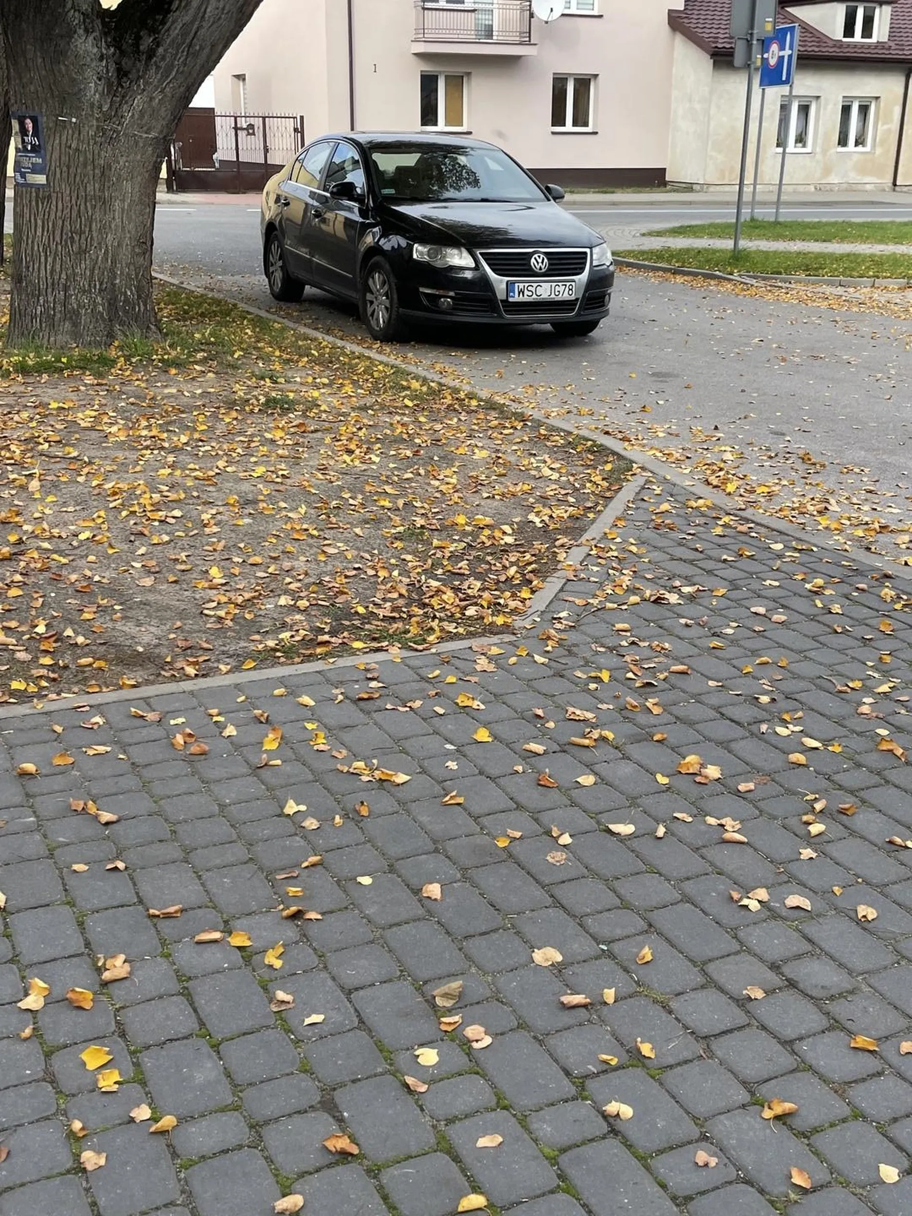 Gościu nie potrafi zaparkować na parkingu