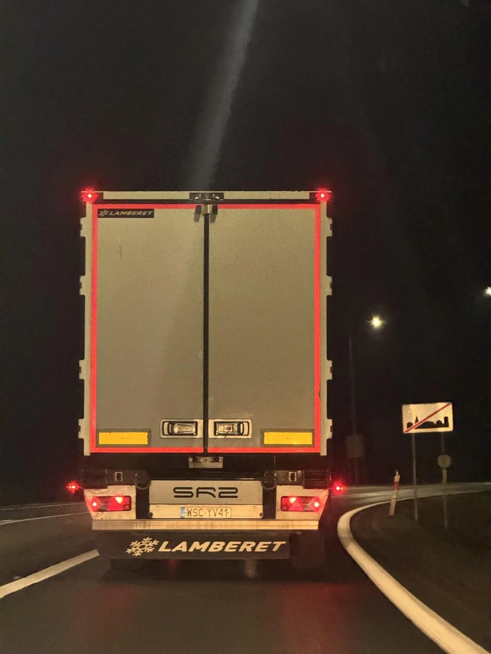 Nie potrafi zachować odpowiedniej odległości od auta jadącego przed nim. Oślepia innych kierowców trzymając się im na ogonie.