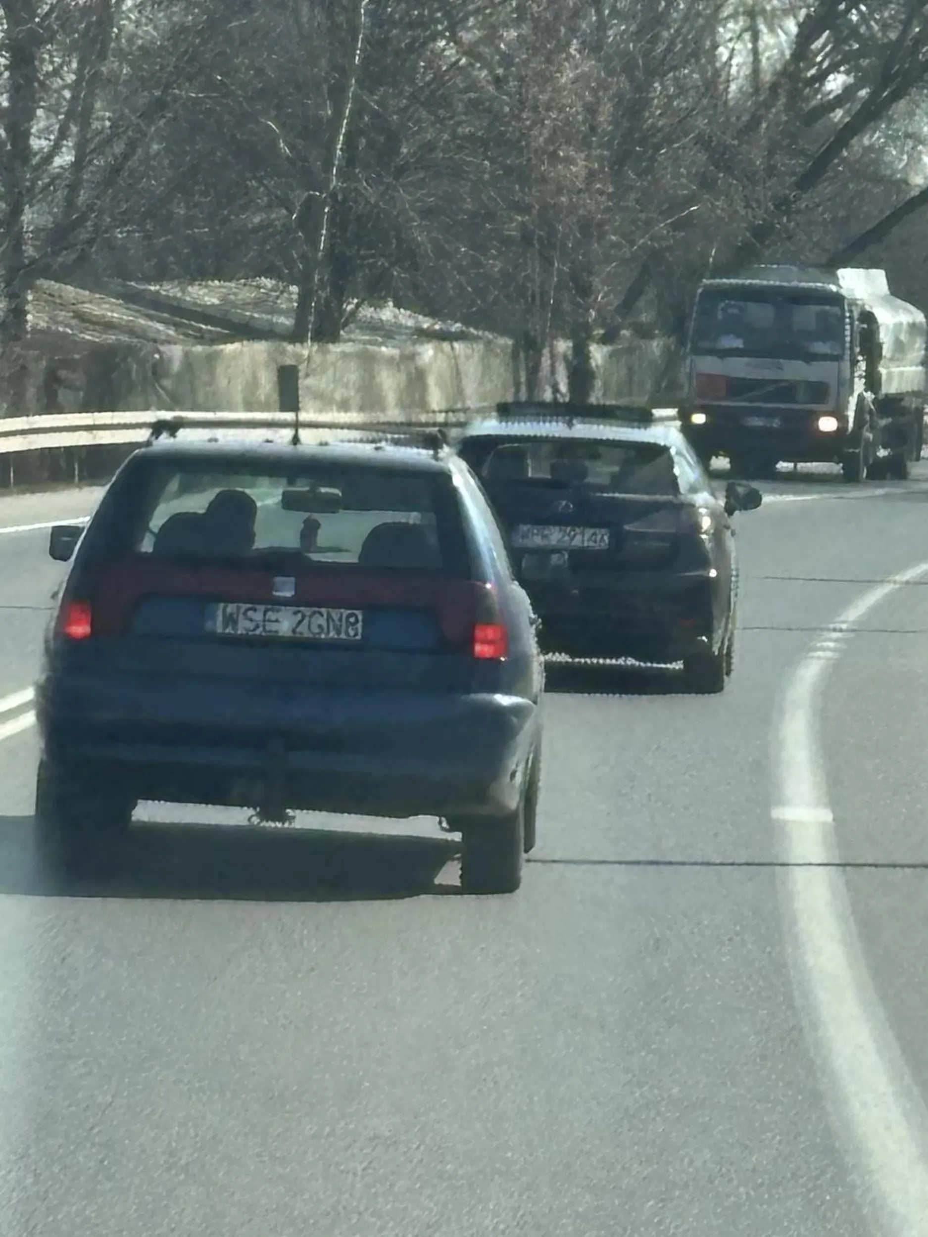 Koledze się odwaga z odważnikiem pomyliła, wyprzedza pasem awaryjnym