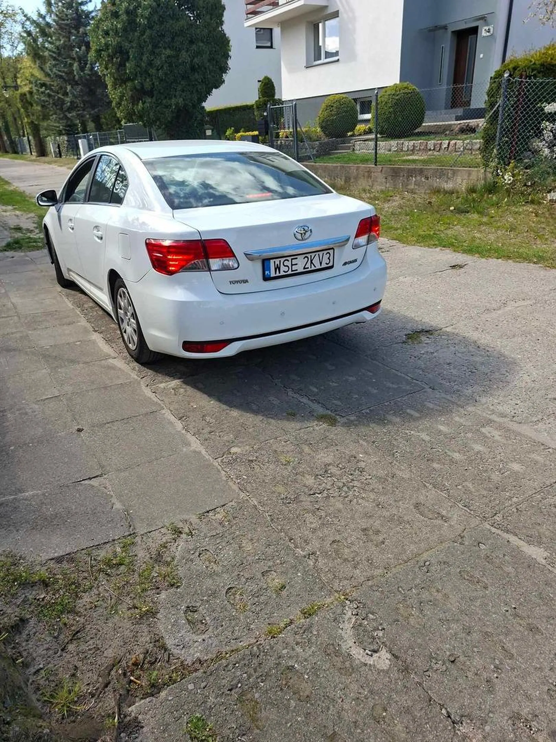 Przyjeżdża pod obiekty i robi zdjęcia. Dziś zdjęcia, a jutro pewnie zginie samochód?