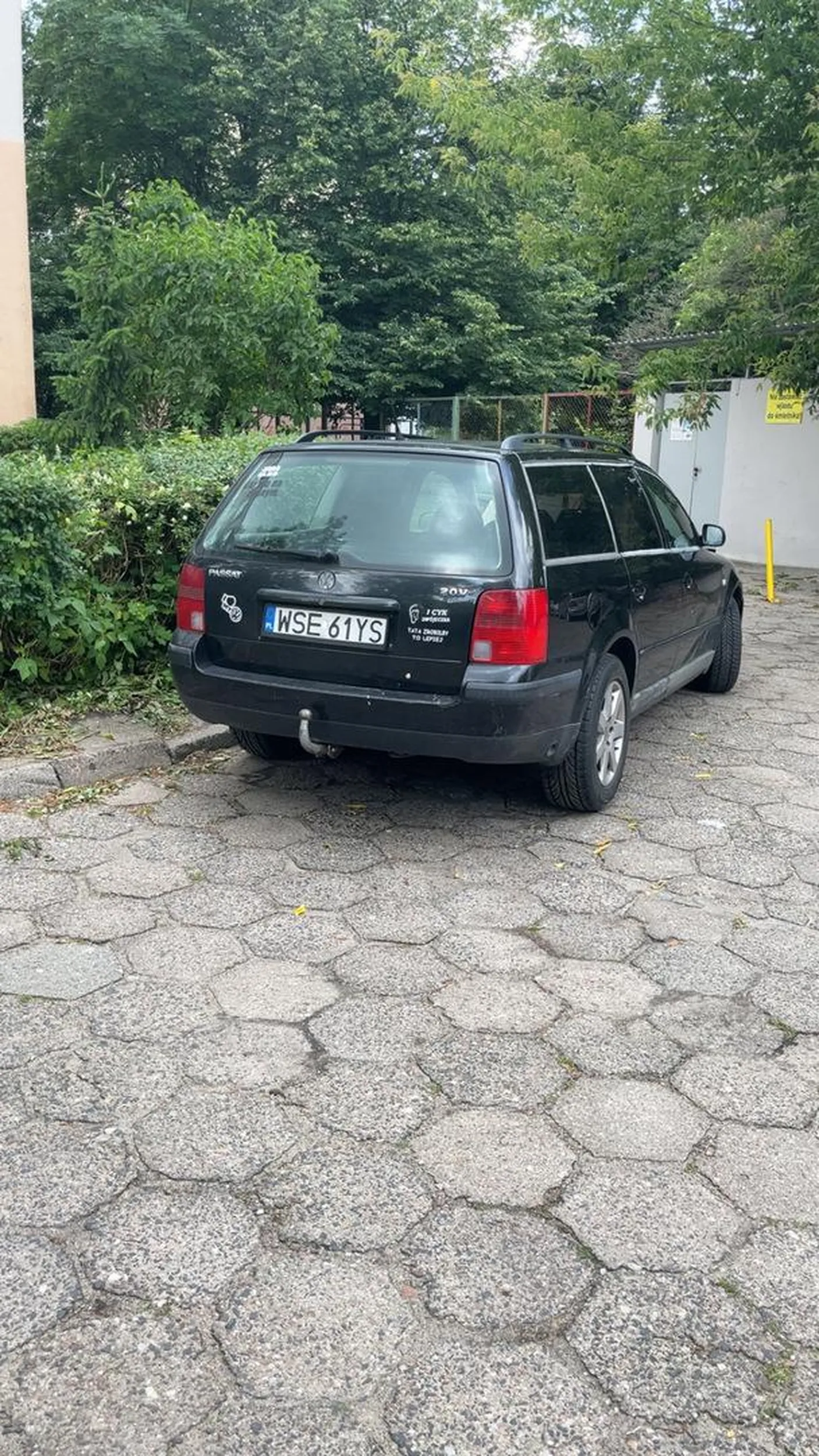 Naucz się parkować gdzieś a nie blokujesz pojazdy na strefie mieszkaniowe i utrudniasz użytkowaniu pojazdu na przyszłość myślenie nie boli ?