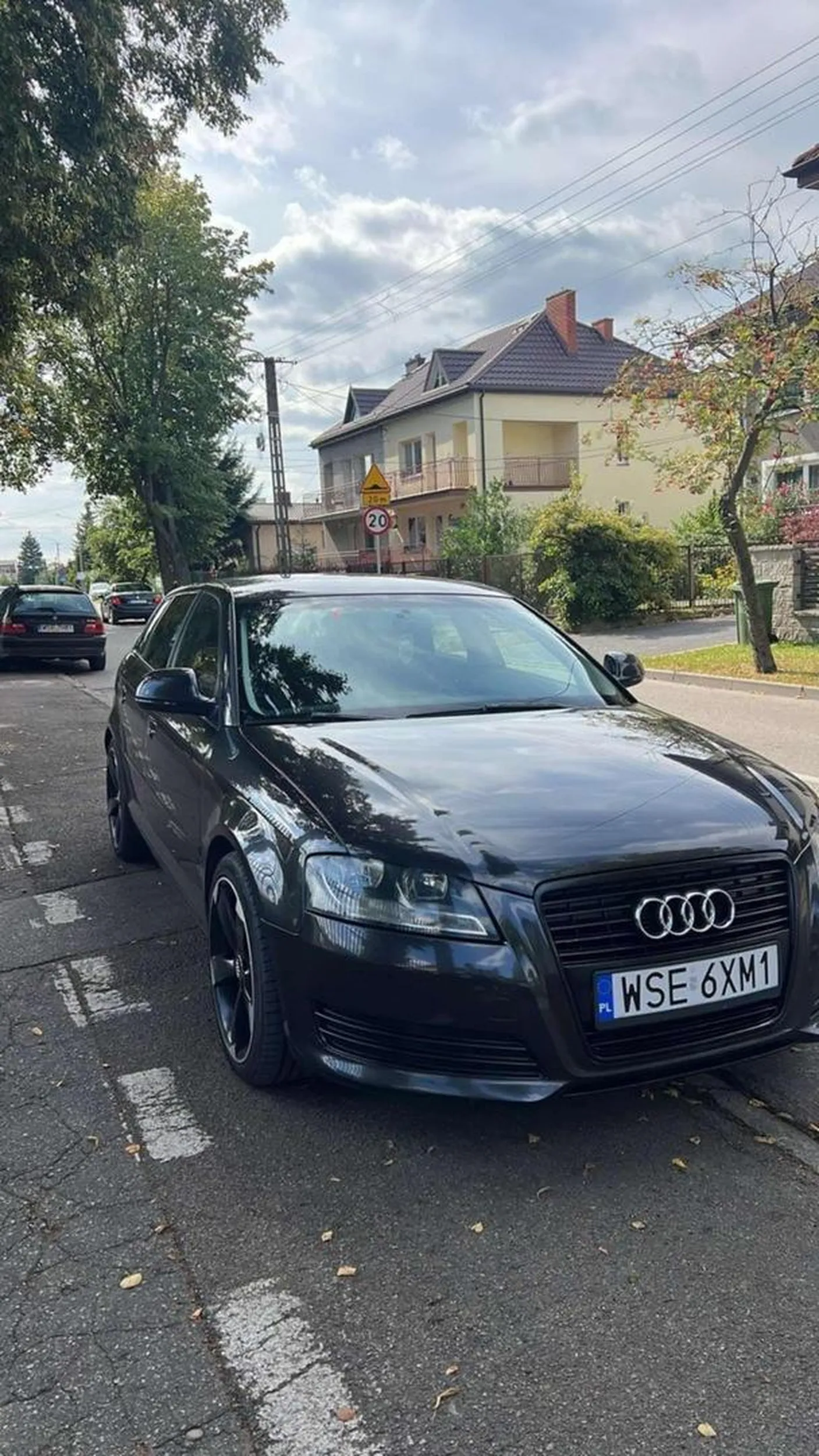 Kierowca Audi a3 8p spowalnia ruch, jedzie 40 na 90