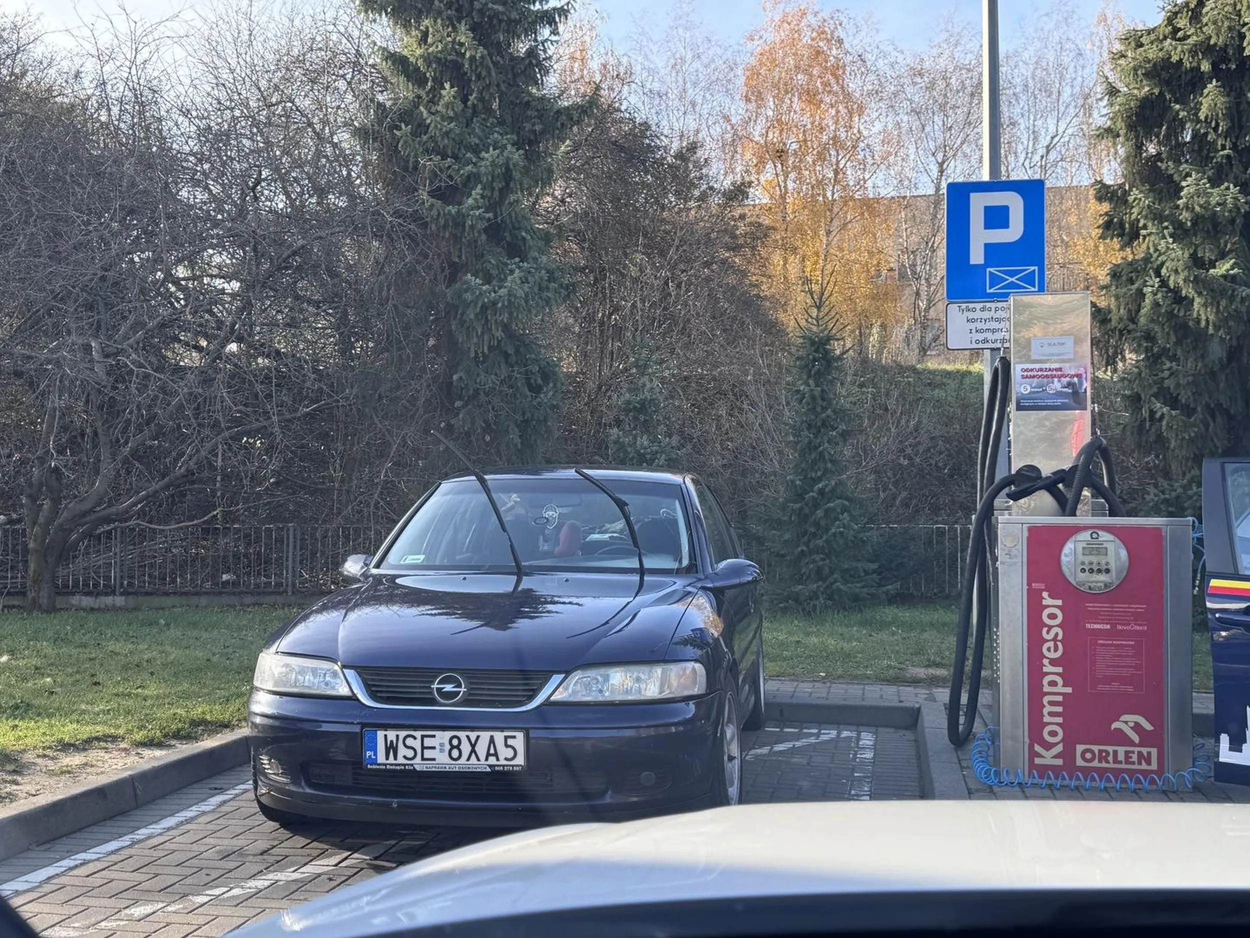 Kolego z tego peta, czy nie nauczyli Cię czytać i nie rozumiesz słowa pisanego? To nie jest miejsce parkingowe, blokujesz odkurzacz/kompresor. Zabierz proszę swój samochód i nie wkur…j innych ludzi.