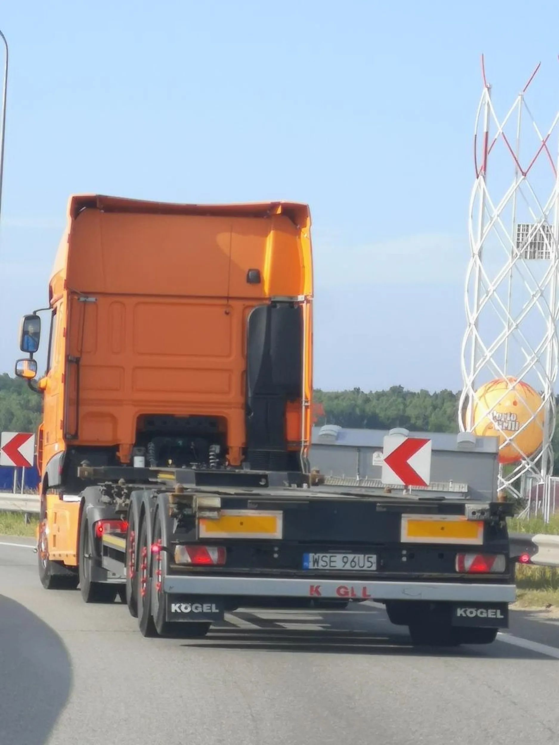 Poniedziałek 30.06.2025 godzina 07:40. Zjazd z węzła A1 na port Radomsko. Kierowco z naczepą o numerach WSE96U5, dlaczego wyrzucasz śmieci przez okno? Zgodnie z art. 145 Kodeksu wykroczeń, za zanieczyszczanie miejsc publicznych, w tym dróg, grozi mandat w wysokości od 500 do 5000 zł.
