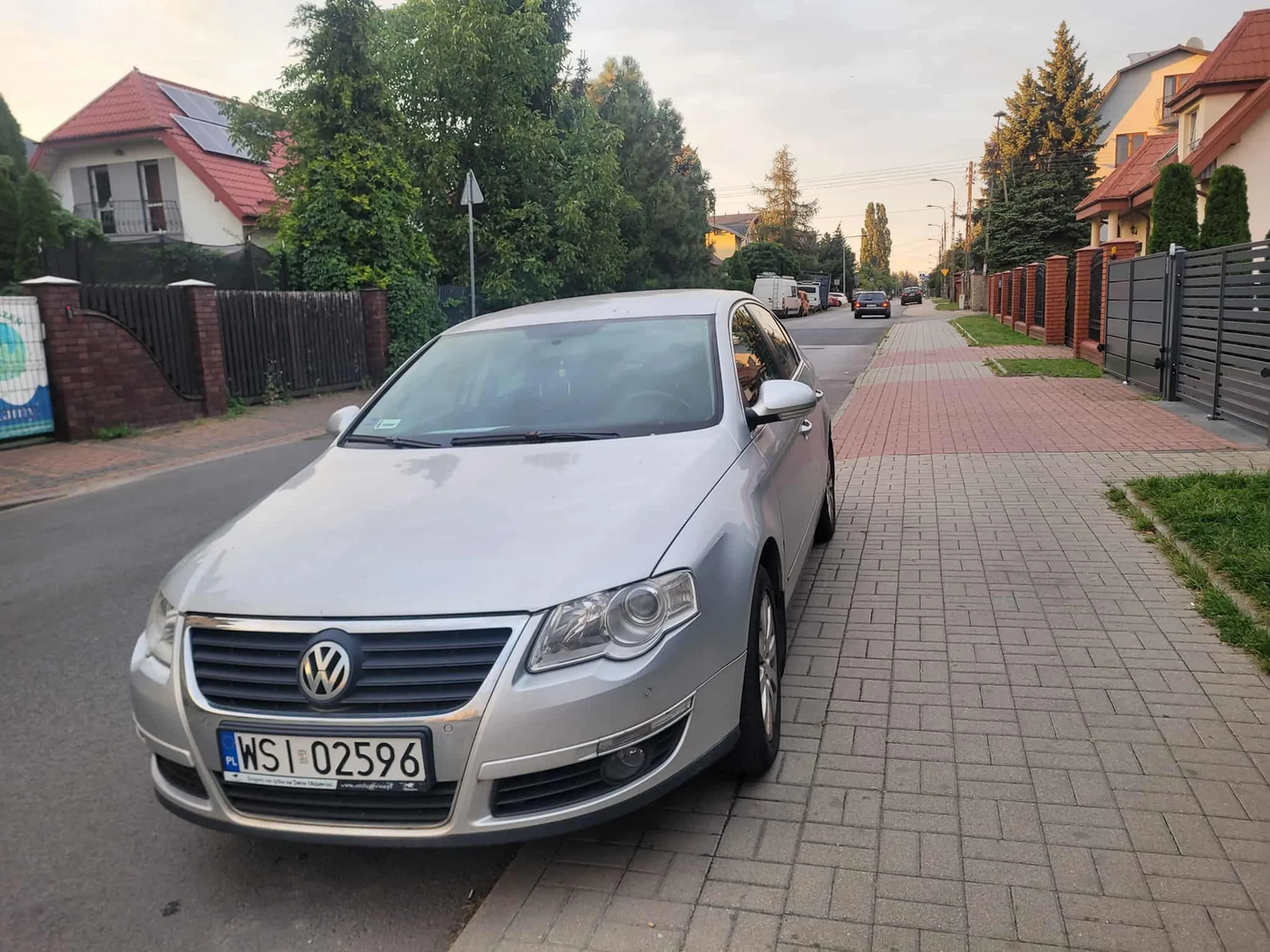 Kierowca parkuje na chodniku nie zachowując 150cm przejścia dla pieszych.