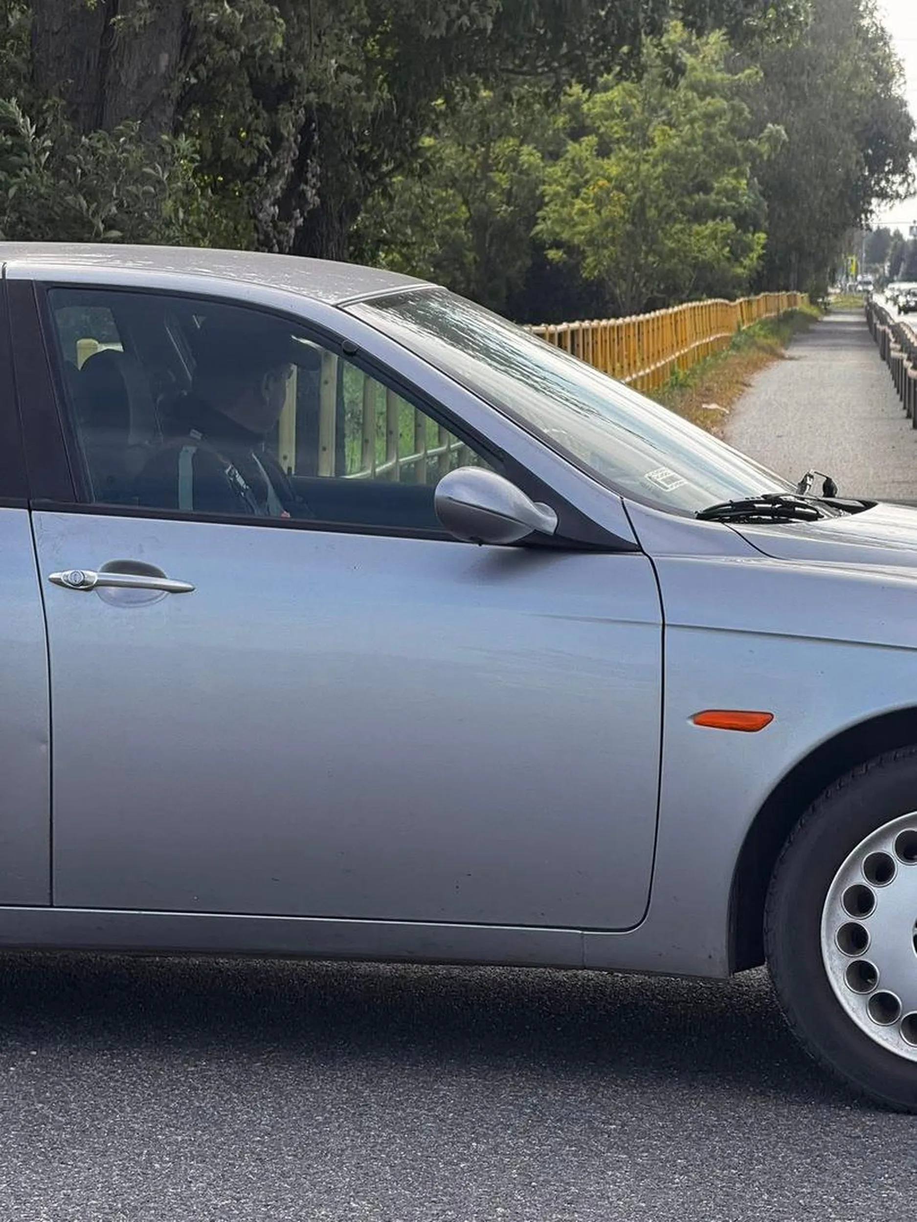 Dziś (tj25.08) między Strzałą a Chodowem owy Pan stojąc autem w Polu zaczepił dziewczyne pytając czy zgodzi się na szybki numerek za pieniądze, po wyciągnięciu telefonu odjechał.