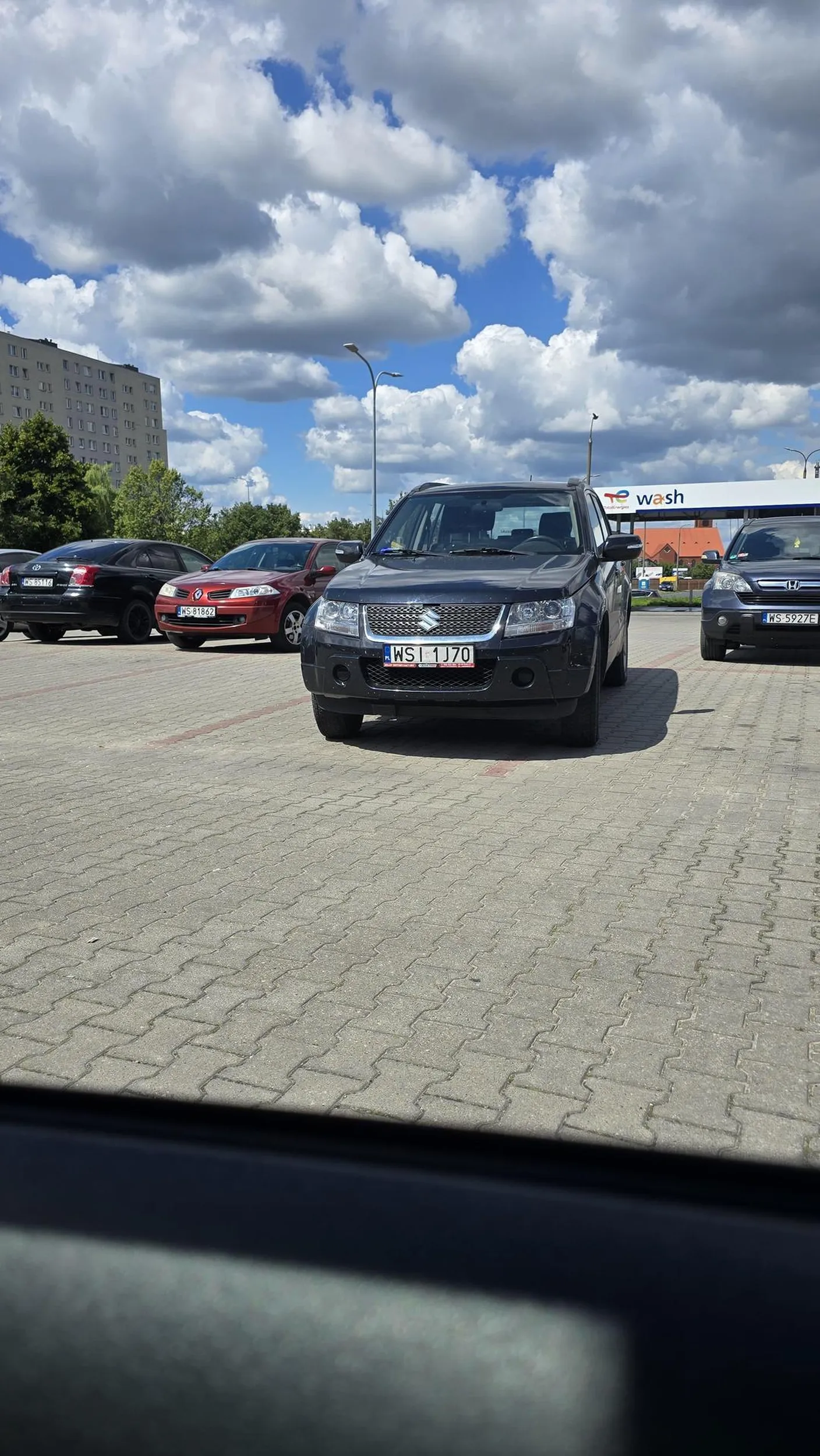 Mistrz parkowania pod sklepem ze ciężko wyjechać bylo, 2 pasy jego