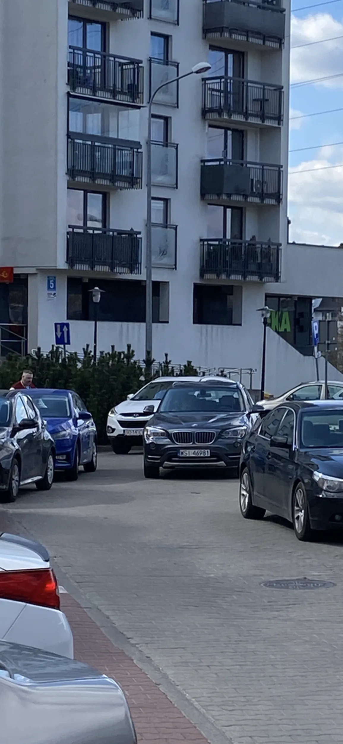 Parkuje jak na blondynkę przystało, na środku drogi blokując jakikolwiek przejazd