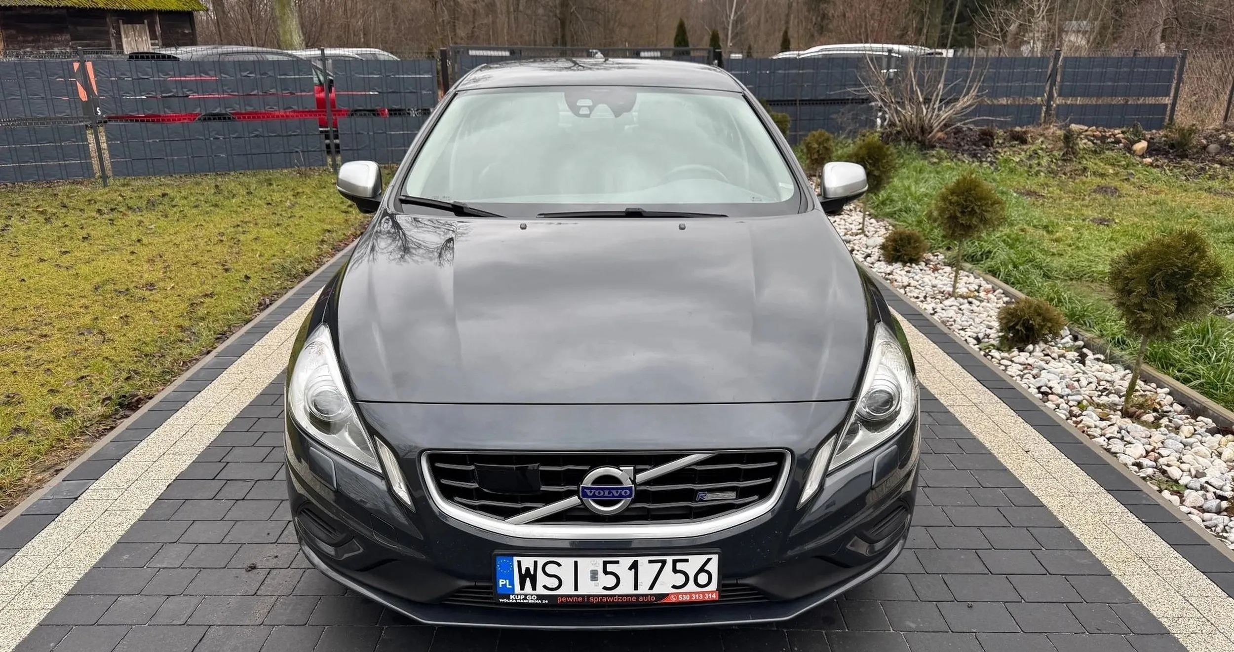 Stoi sobie grzecznie