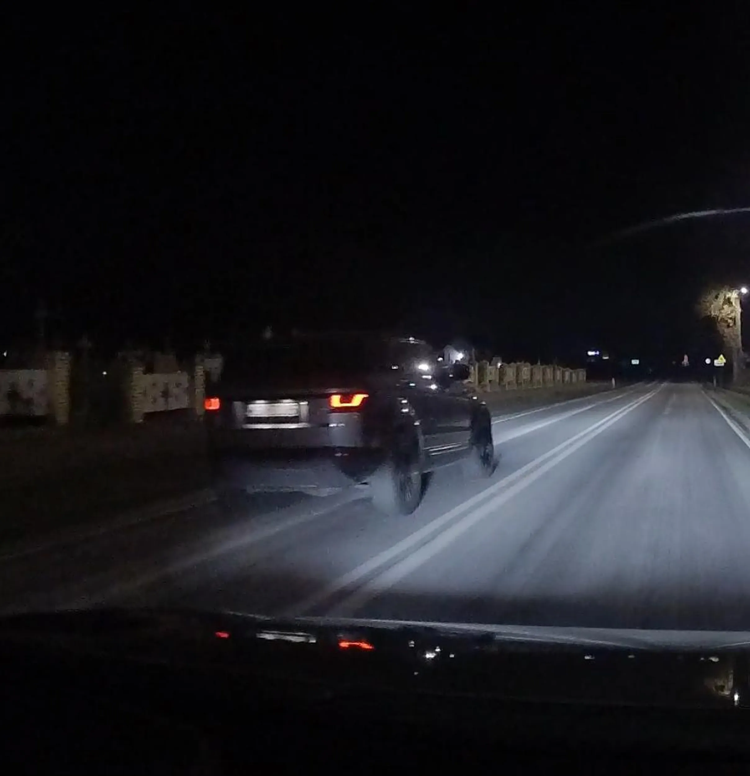 Wiśniew, miejscowość- wtedy pojawia się on - mistrz lewego pasa. Gratuluje umiejętności prowadzenia samochodu. Może Mikołaj na święta przyniesie rozwagę i wyobraznie, bo tego brakuje.