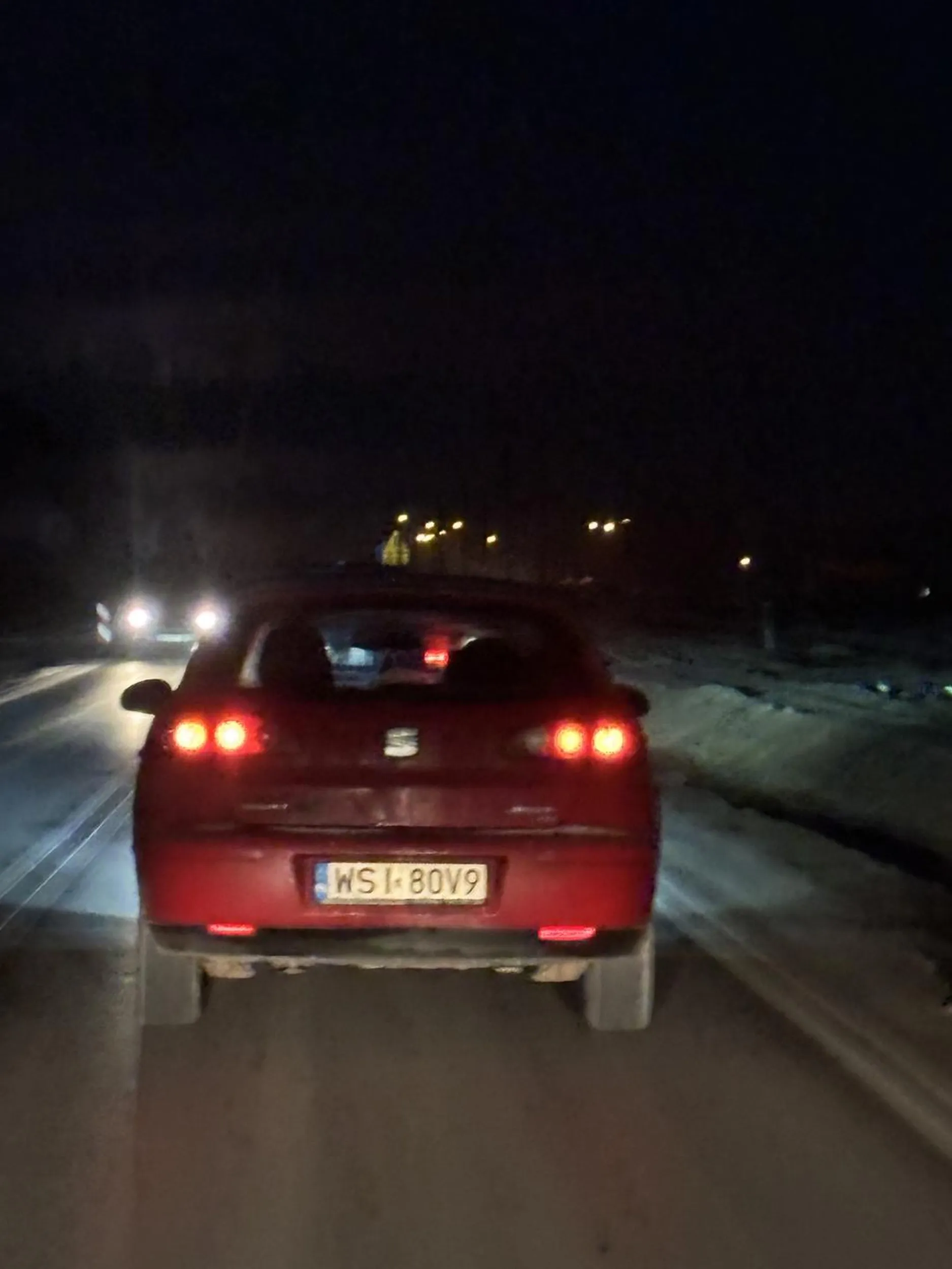 Kierująca tym pojazdem nie rozumie podstawowych zasad ruchu drogowego. Nie stosuje jazdy „na suwak”, nie sygnalizuje manewrów, a po zwróceniu uwagi próbuje oślepić światłem przeciwmgłowym ??‍♂️