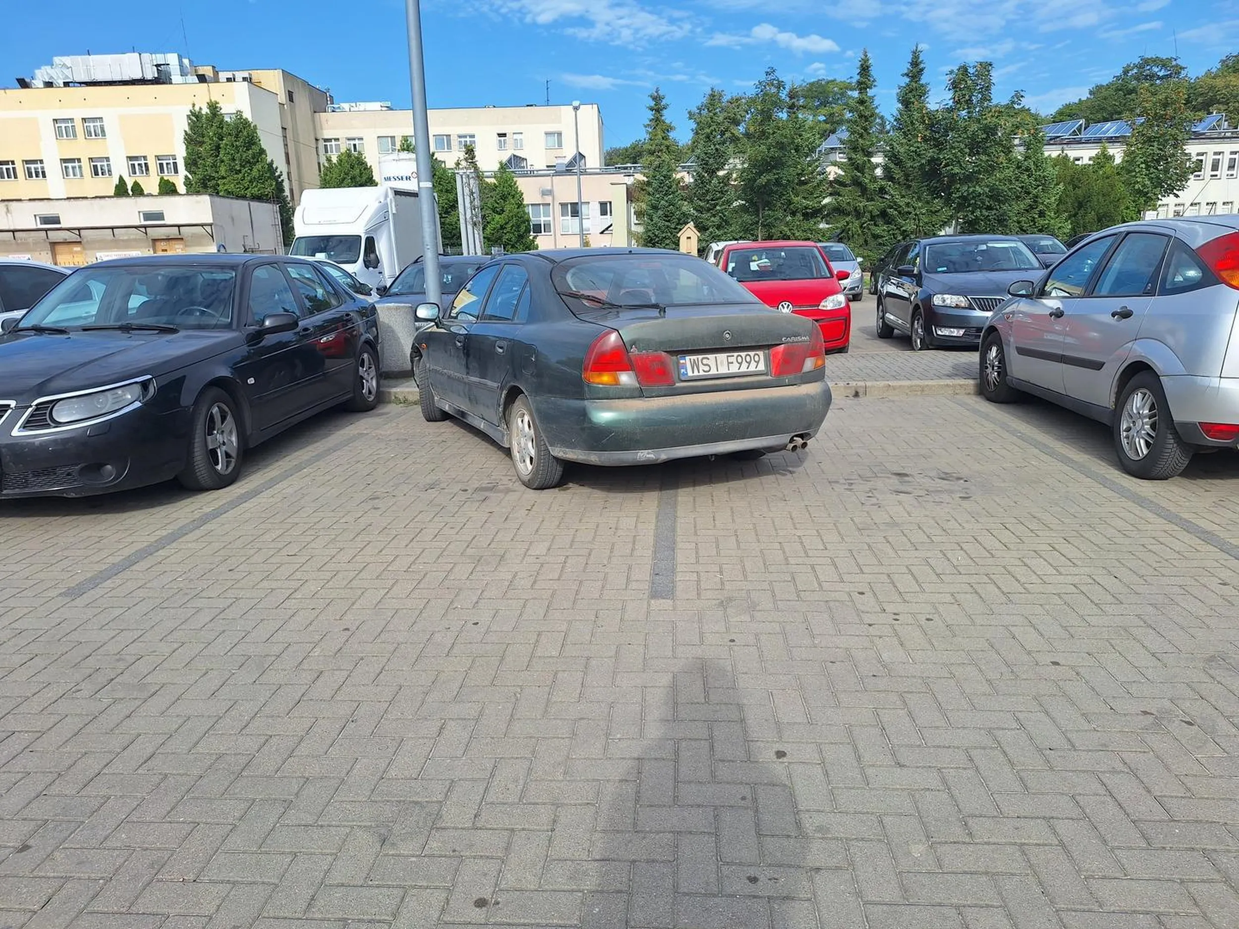 Mordo, takie parkowanie to lekka przesada. Zwłaszcza, że pod szpitalem dużo osób poszukuje miejsca parkingowego.