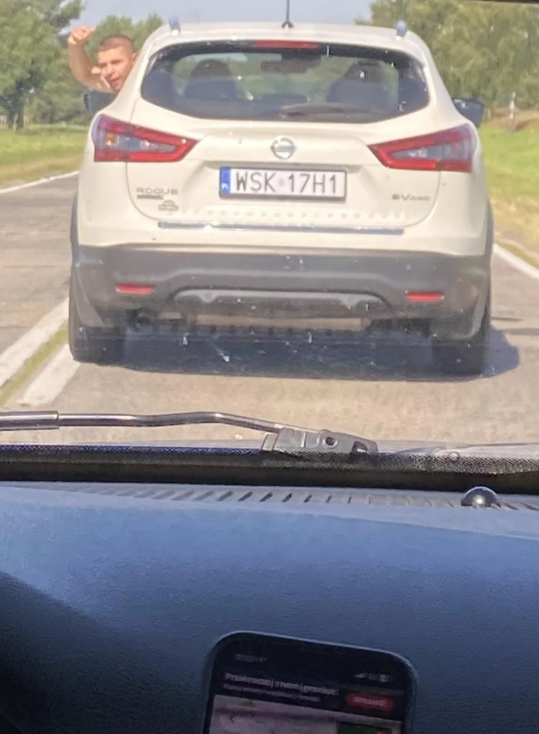 Jakis kondon wyprzedza i hamuje przez caly odcinek drogi wies zjevhala sie na okuninke i jescze jakis uchodzca siedzial z tylu