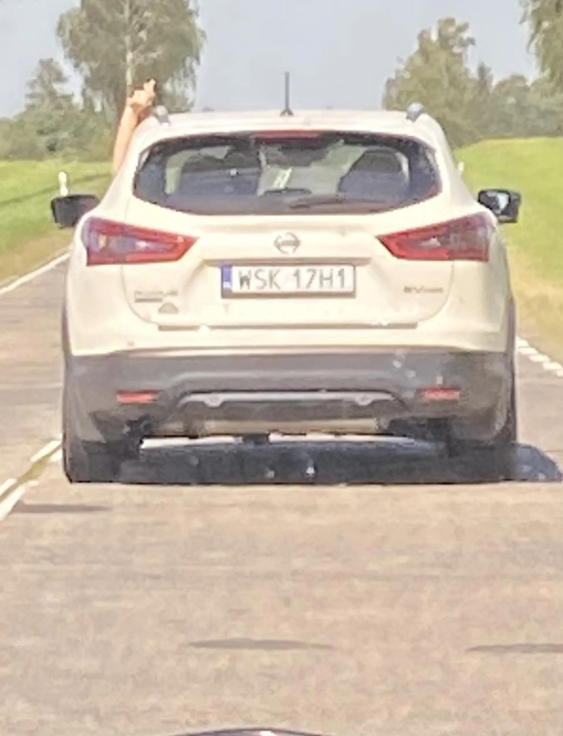 Jakis kondon wyprzedza i hamuje przez caly odcinek drogi wies zjevhala sie na okuninke i jescze jakis uchodzca siedzial z tylu