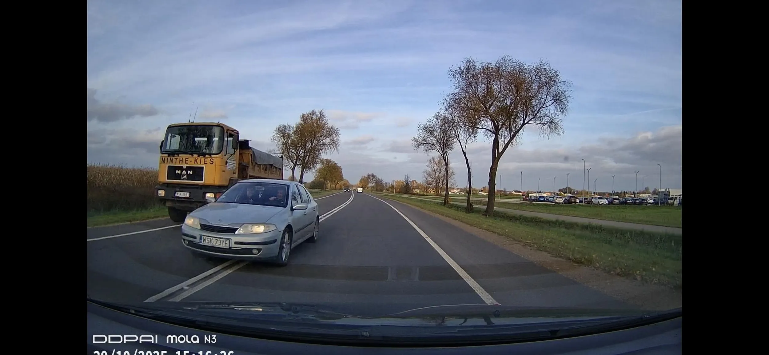 Wyprzedza na czołówke jak widac na zdjeciu.