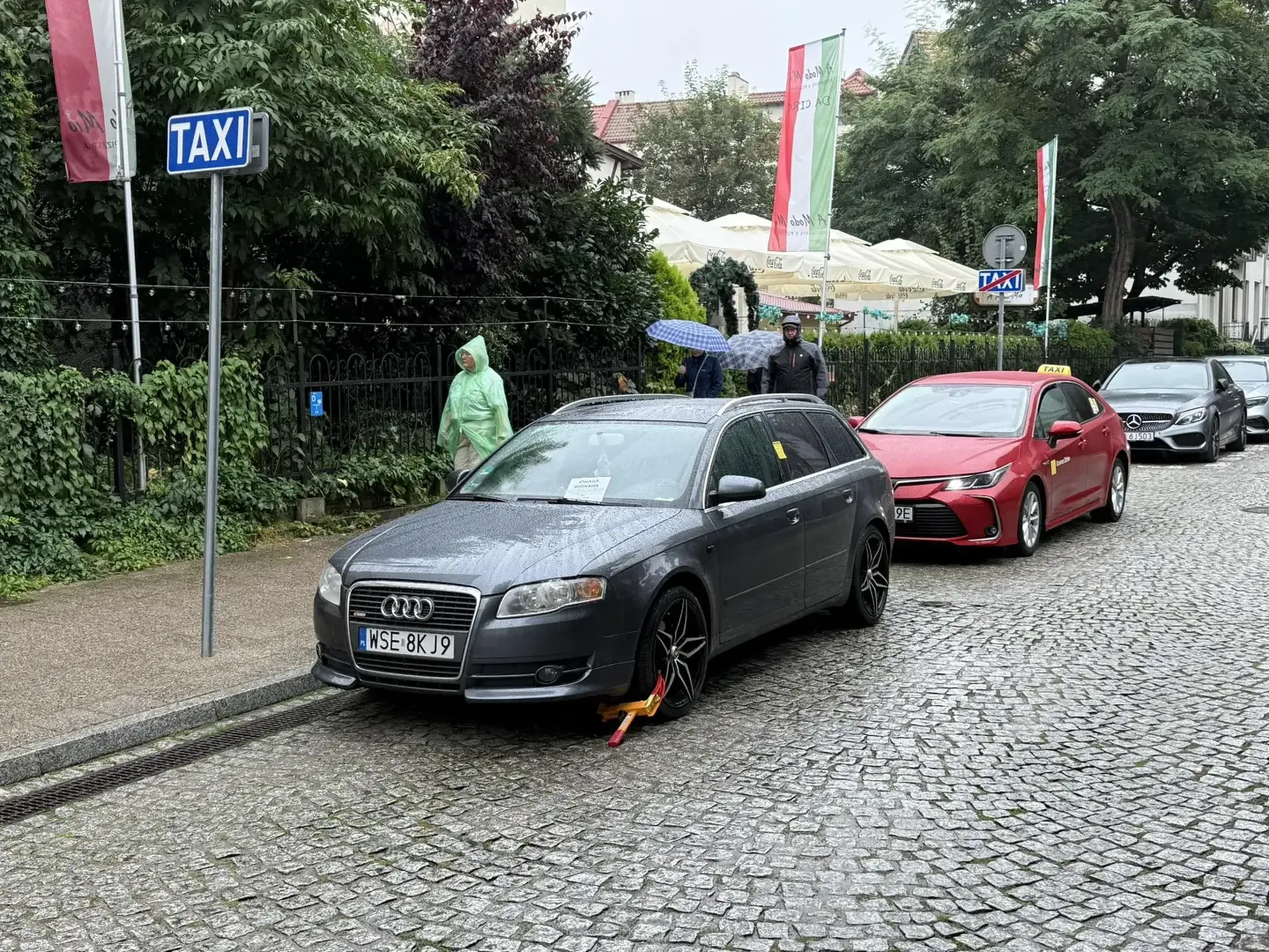 Na gościnnych występach w Sopocie. Postój taksówek w centrum kurortu.