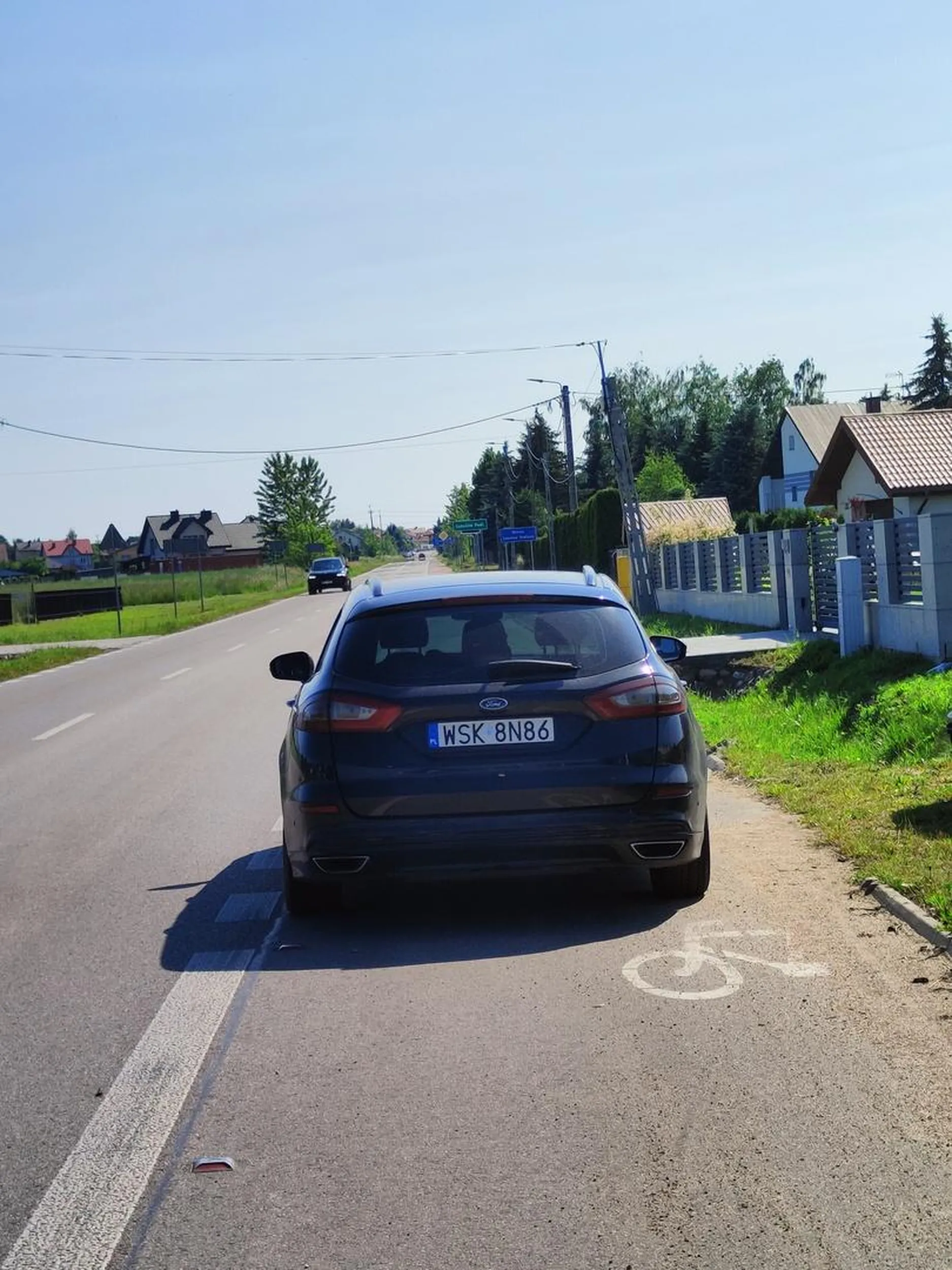 Pani kierowczyni nie umie parkować stanęła na środku chodnika a jak zrobiłem zdjęcie samochodu to zaczeła się do mnie pruć
