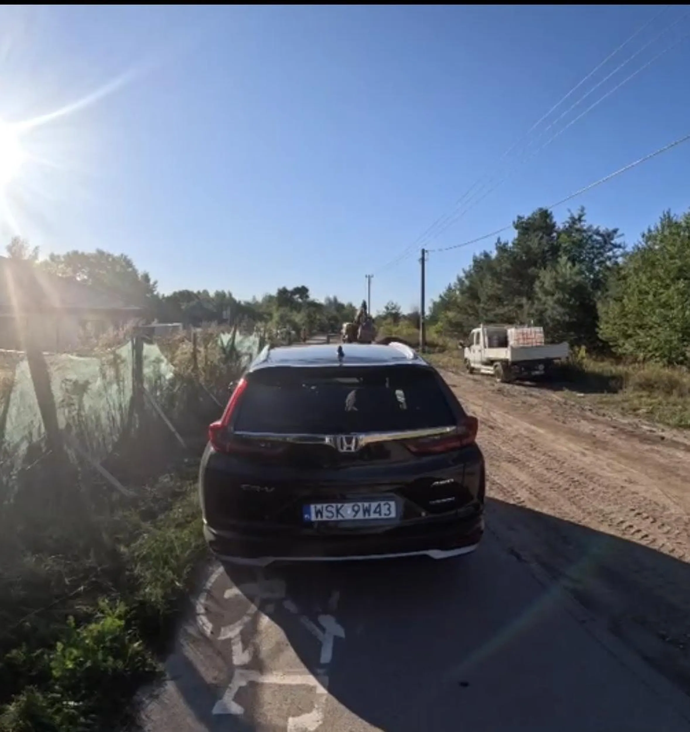 pan kierowca lubi sobie czasem pojeździć po ścieżce rowerowej