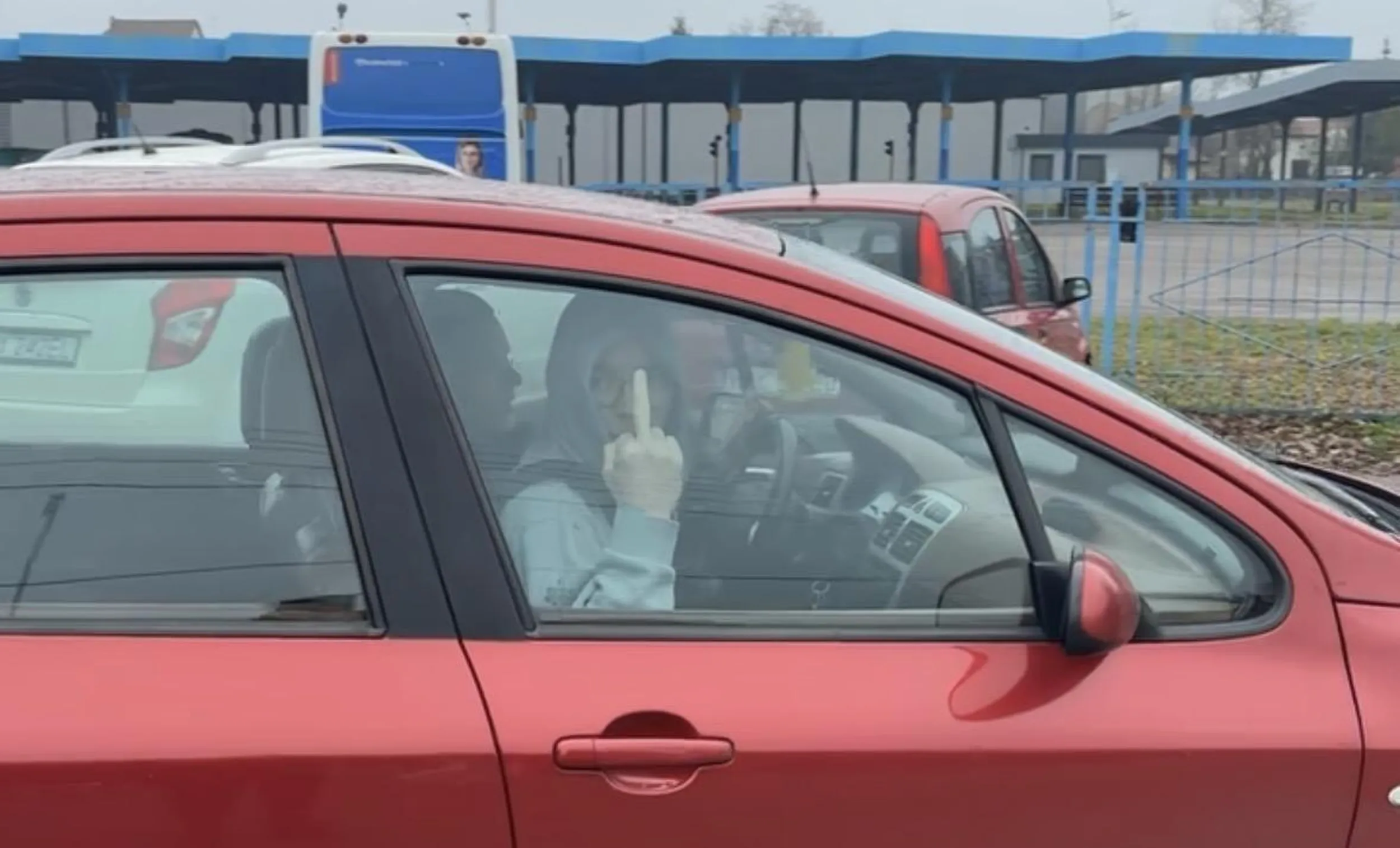 Witam. kierowca peugeota 307 jest bardzo nachalny… terroryzuje wydechem miasto z dwoma gangusami puszczających dym z E-papierosa… na dole przesyłam zdjęcia… zostałem prawie potrącony