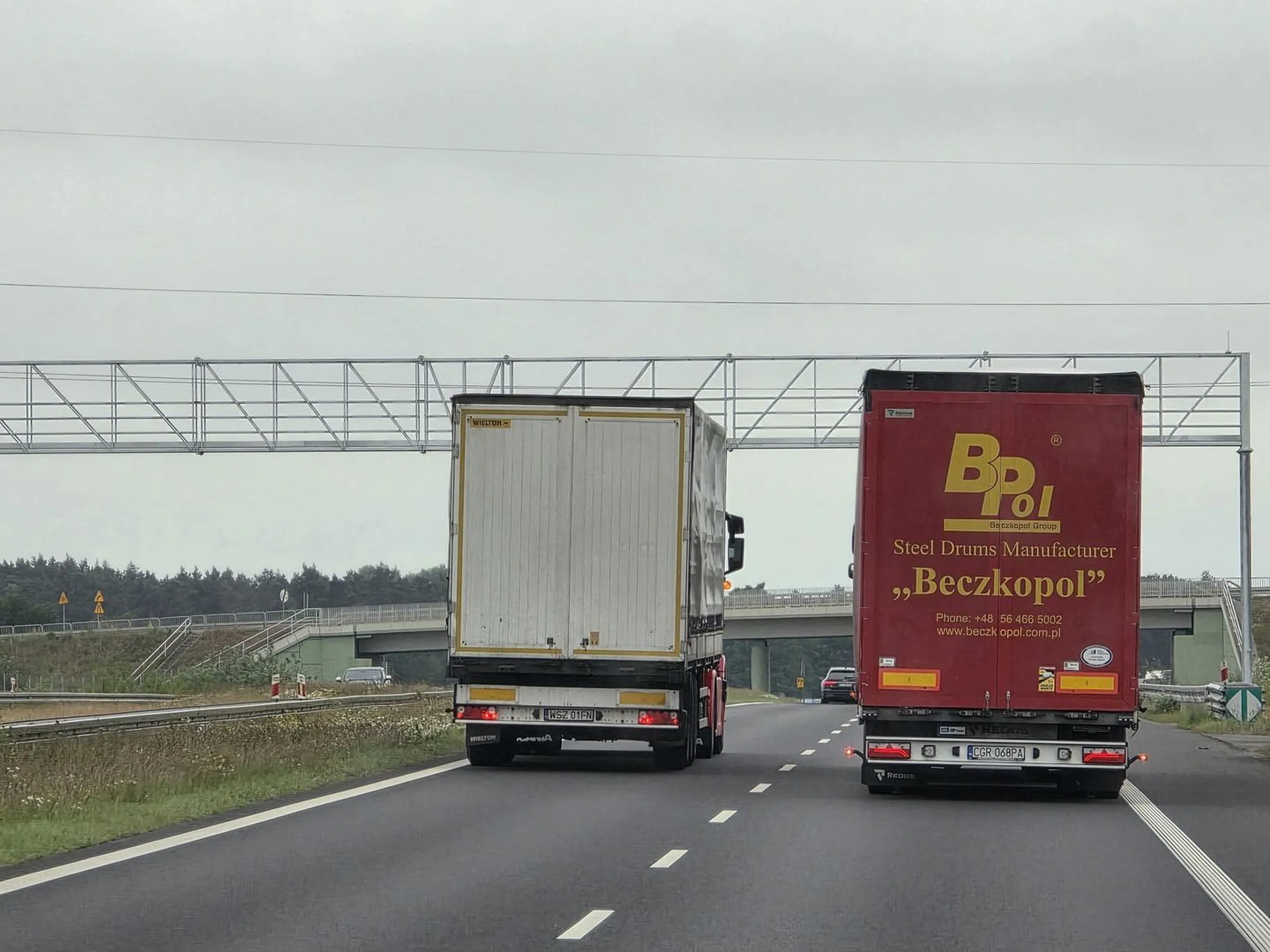 Kierowca blokuje ruch na S5. Wyprzedzając tirem na lewym pasie. Takich manewrów zrobił więcej na krótkim odcinku drogi