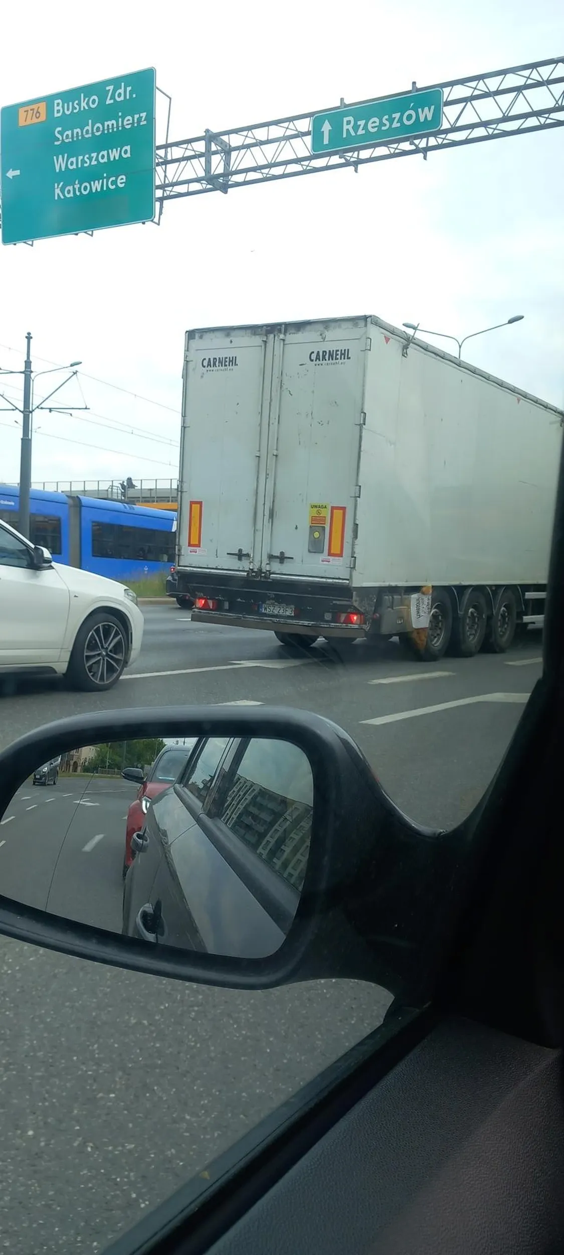 Szanowny Starszy Pan Kierowca podczas dzisiejszych korków w Krakowie terroryzował większość czterokołowców poruszających się tymi samymi drogami dojeżdżąc maxymalnie na tylni zderzak, zmieniać pasy nie zważając na zachowanie odległości jakiejkolwiek,  największy na drodze więc wymuszał swoje zasady ruchu