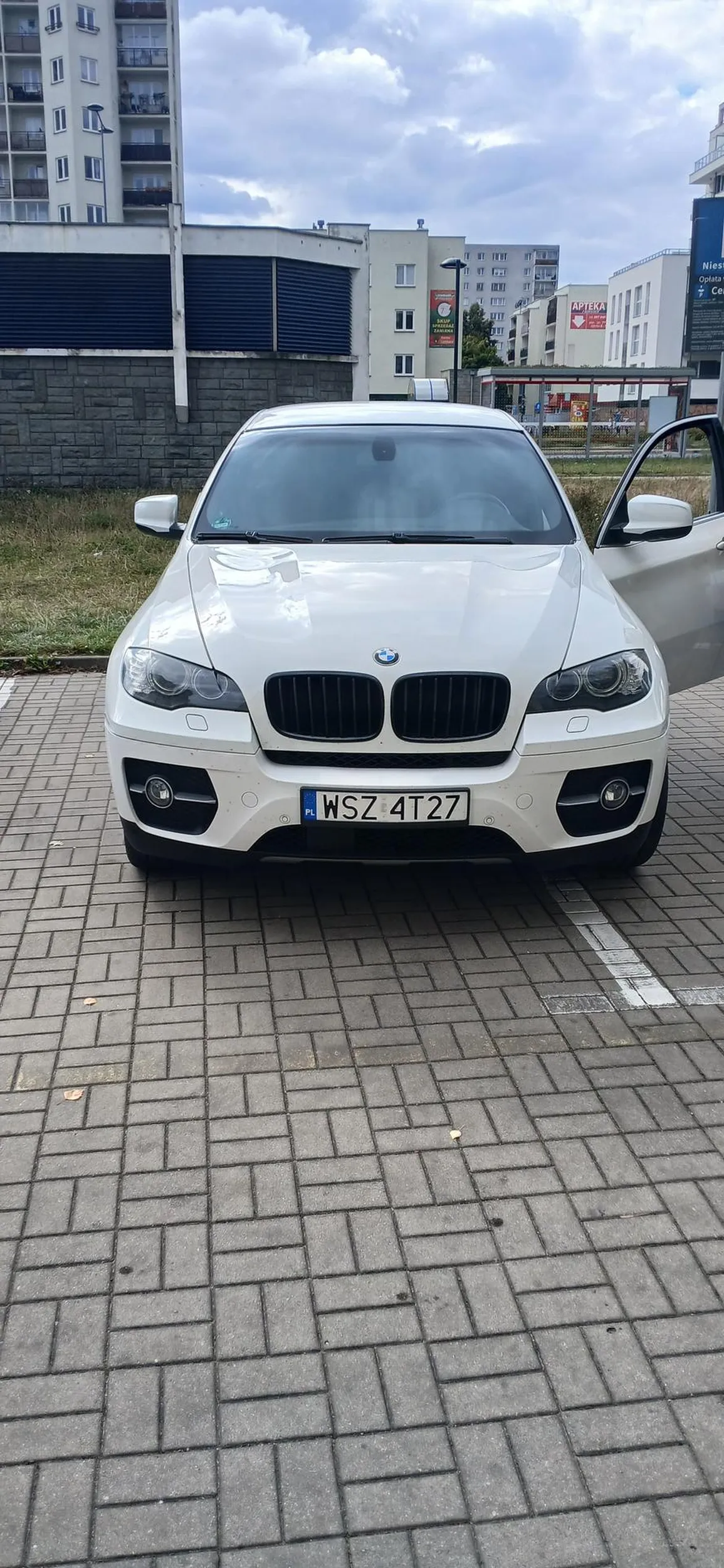 Wulgarny agresywny, nieumiejacy parkować między dwoma liniami