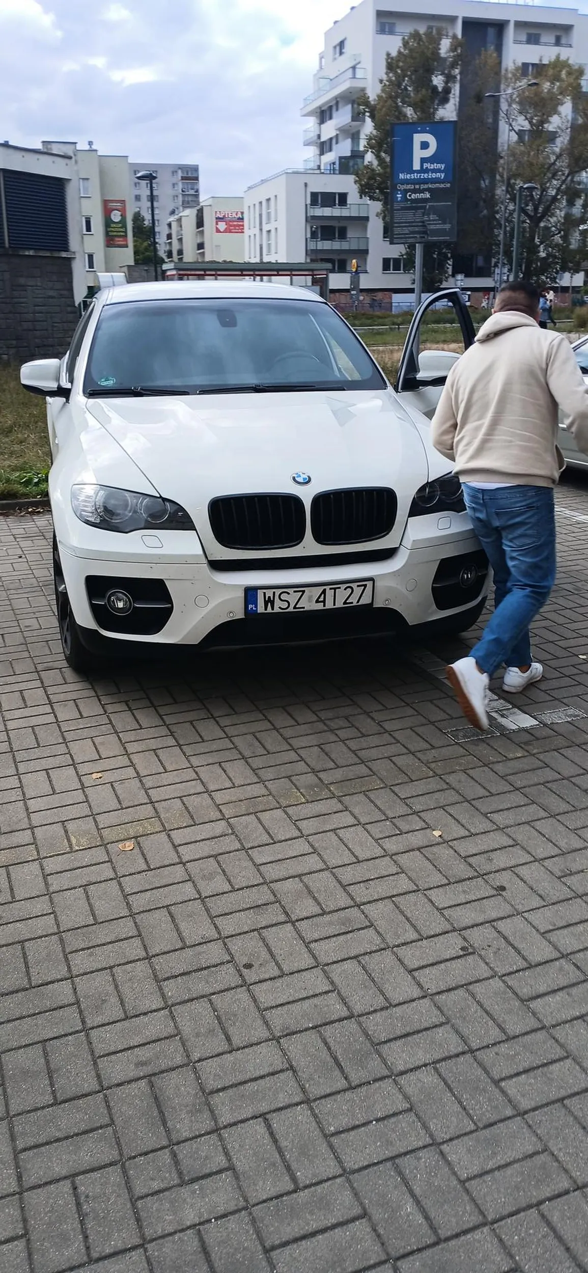 Wulgarny agresywny, nieumiejacy parkować między dwoma liniami