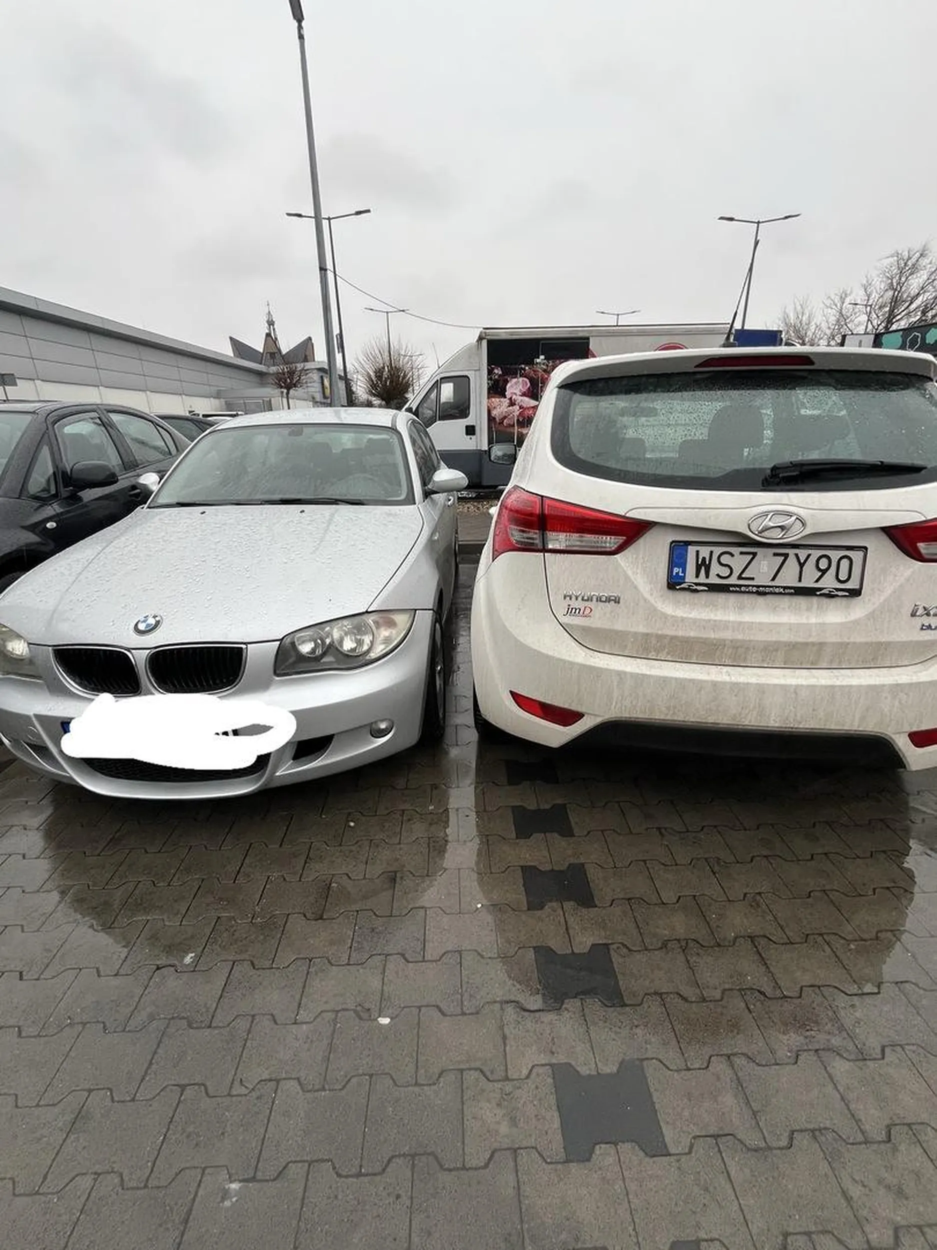 Pani która kieruje tym pojazdem nie potrafi parkować prawo jazdy za worek kartofli