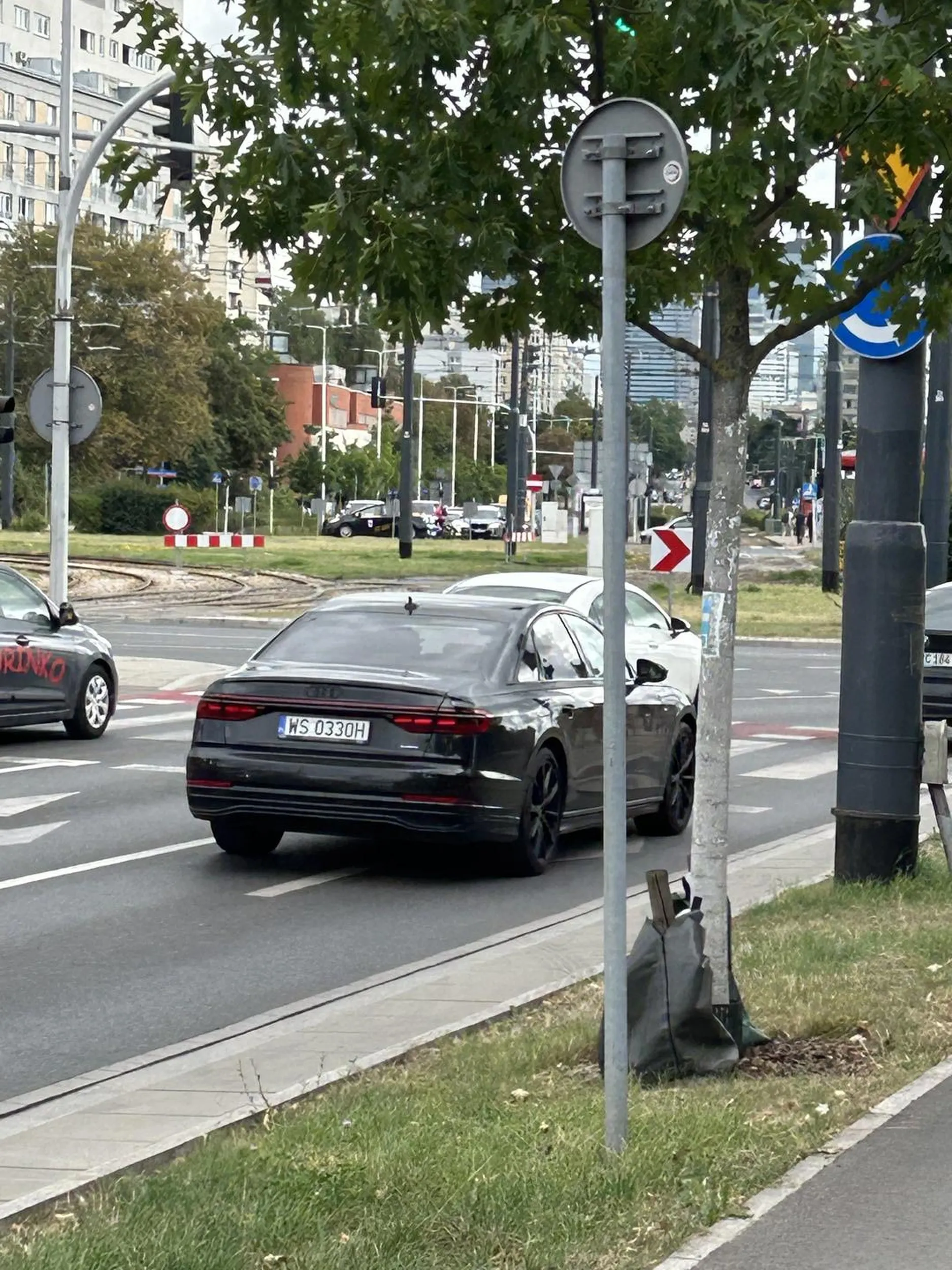 Pan kierowca nic nie robi sobie z przejść dla pieszych, przejechał mi prawie po stopach chociaż byłem już w połowie drogi.