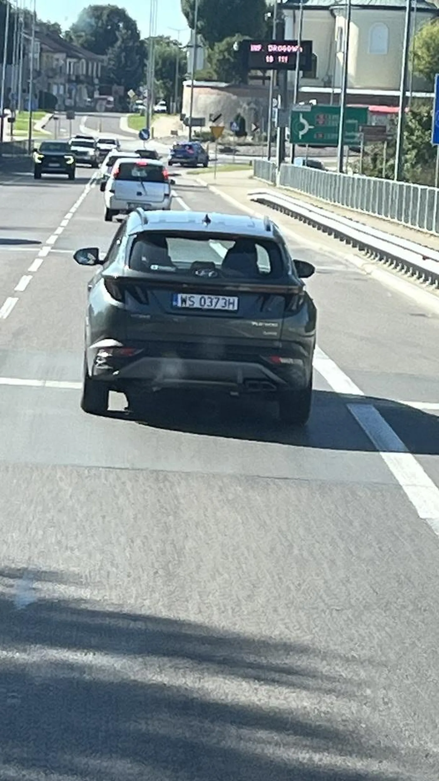 Staruchu jak nie umiesz jeździć, to nie jeździj. Zajeżdża drogę, na 90 jedzie 50. Jak trabniesz to stara baba się odwraca i zdjęcia robi. Do psychiatry, a nie na drogę.