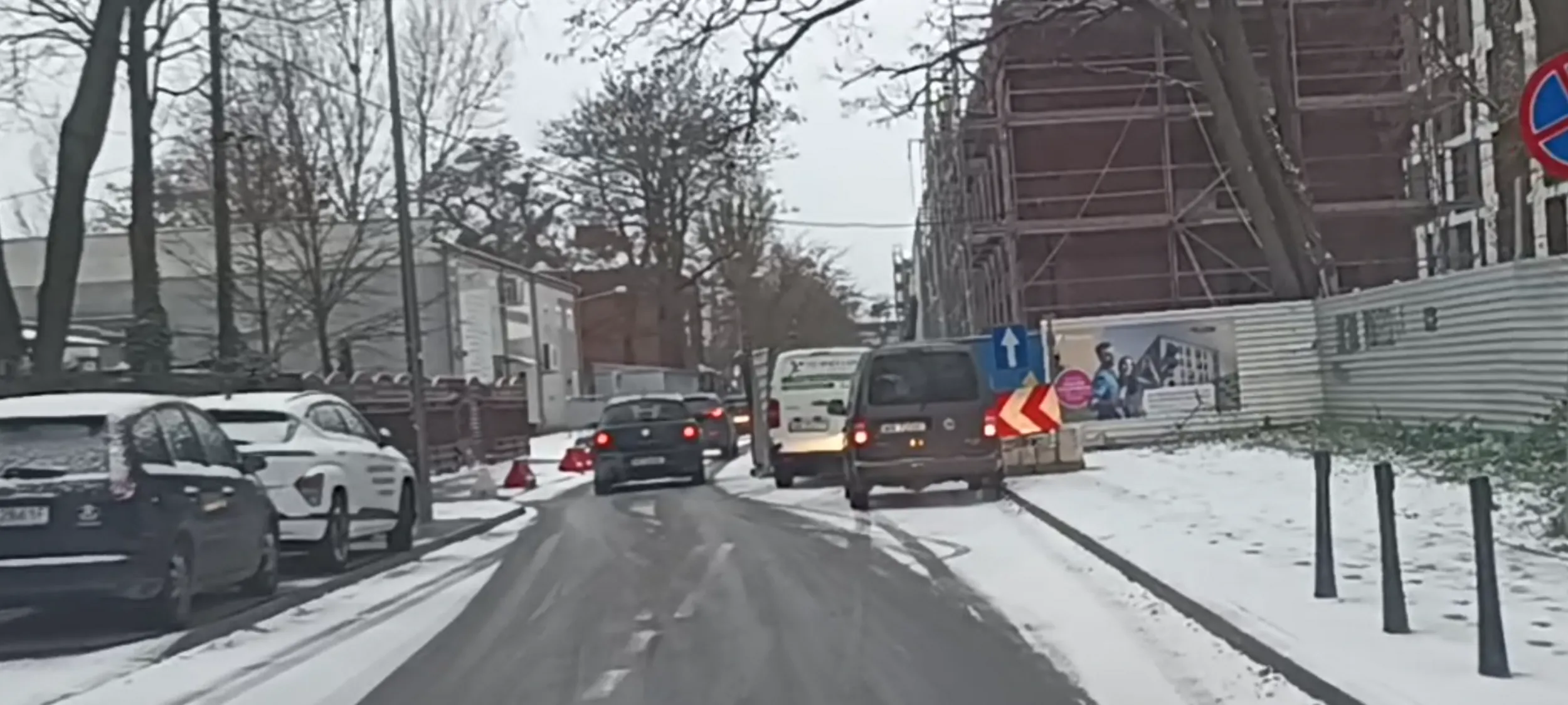 Bandyta drogowy przejeżdża przez ulicę jednokierunkową pod prąd tamując całkowicie ruch na kilka minut.