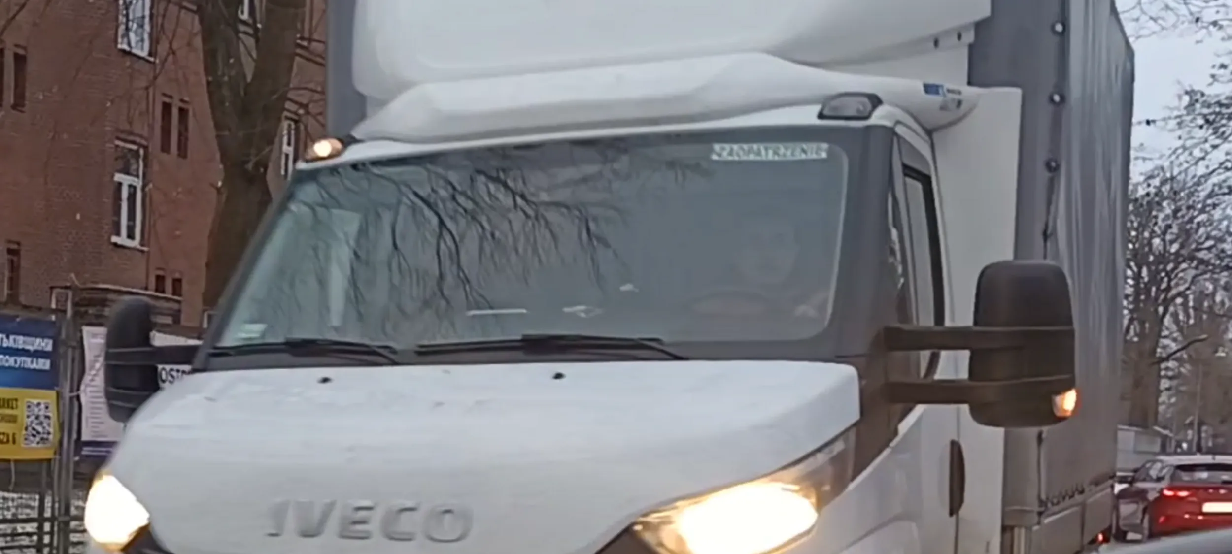 Bandyta drogowy przejeżdża przez ulicę jednokierunkową pod prąd tamując całkowicie ruch na kilka minut.