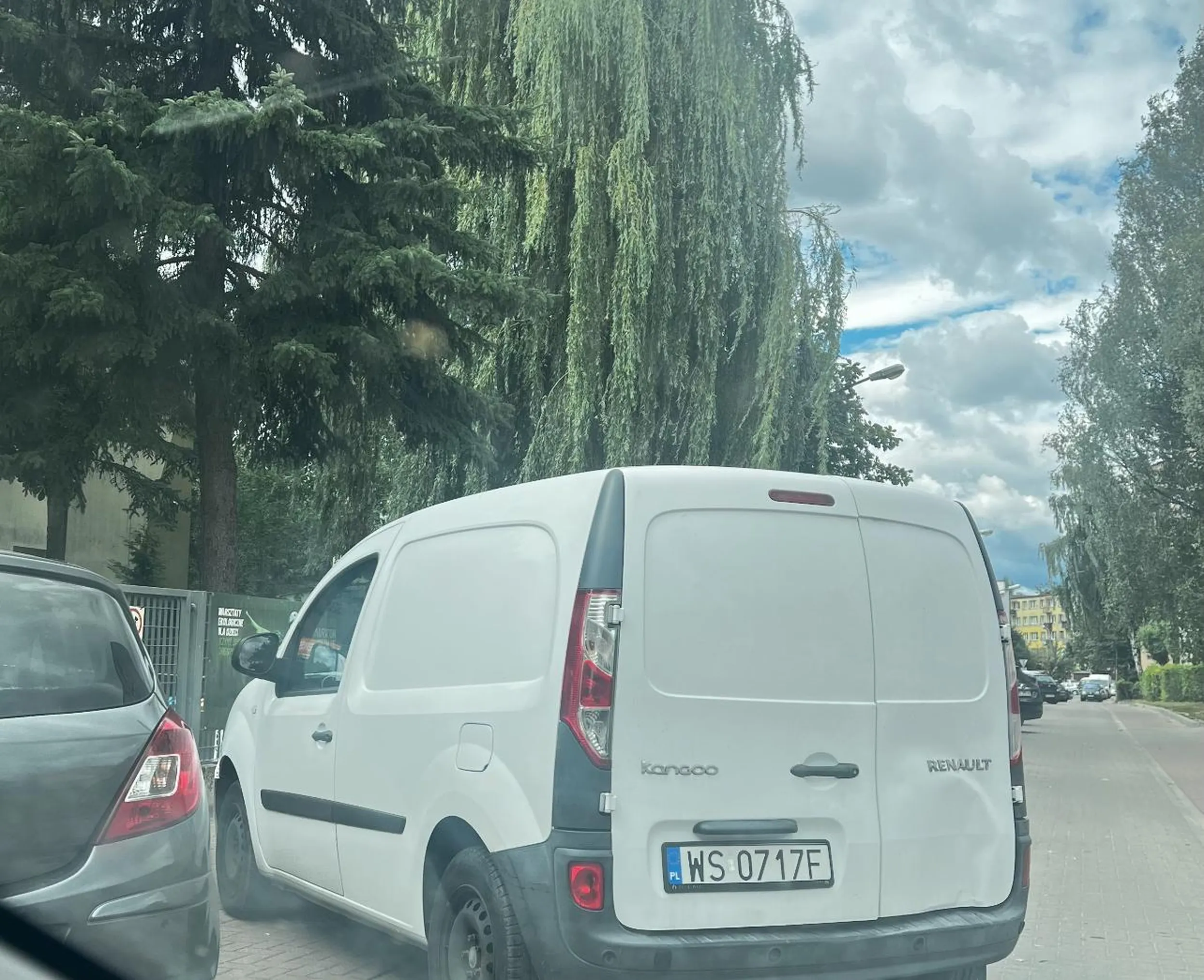 Auto blokuje przejazd, stoi dodatkowo przed bramą i słupkami i utrudnia dostęp do miejsca. Nie jest to miejsce przeznaczone do parkowania.