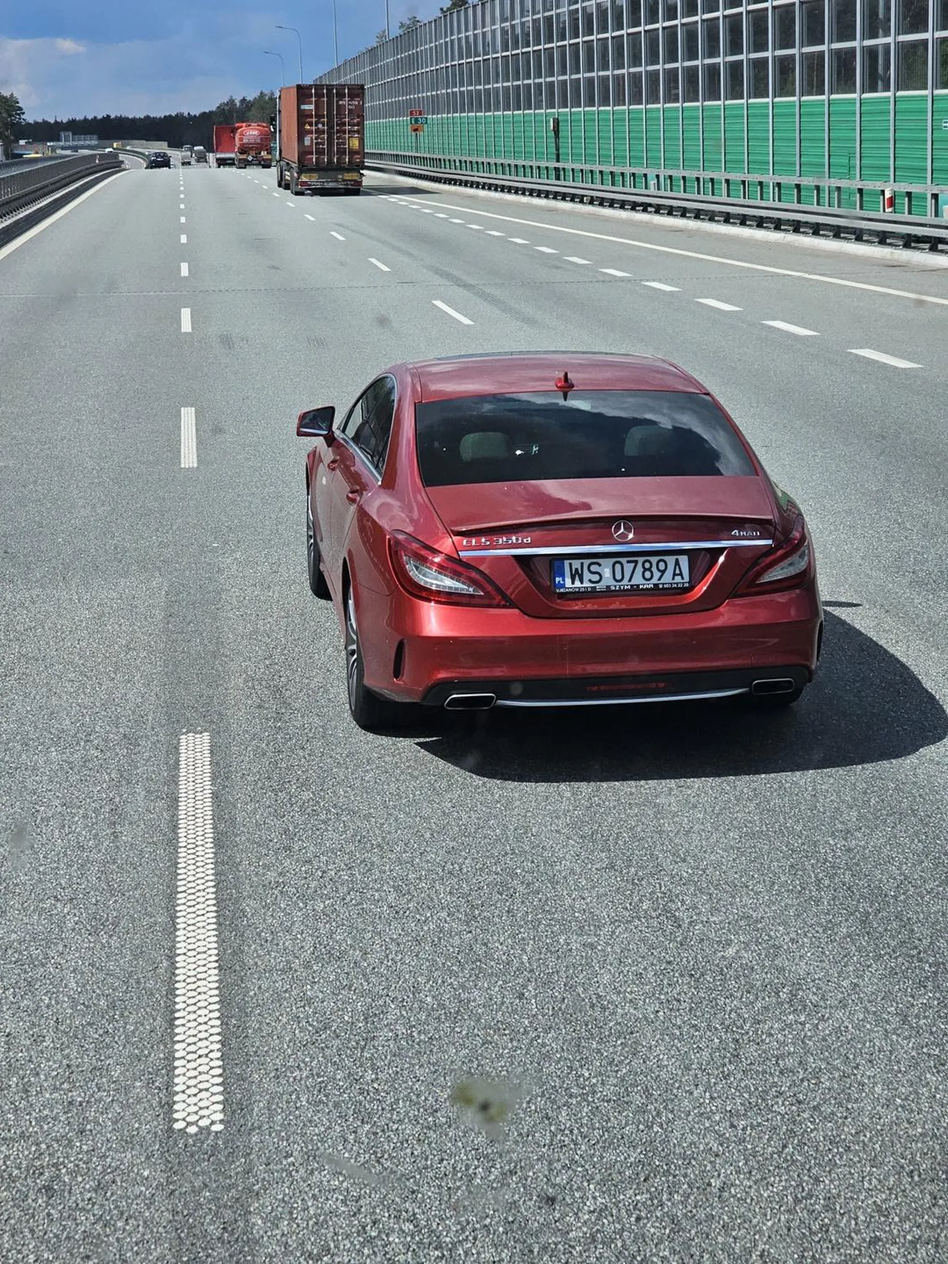 Stary dziad jedzie i utrudnia manewr wyprzedzania, przyspiesza później zwalnia specjalnie.