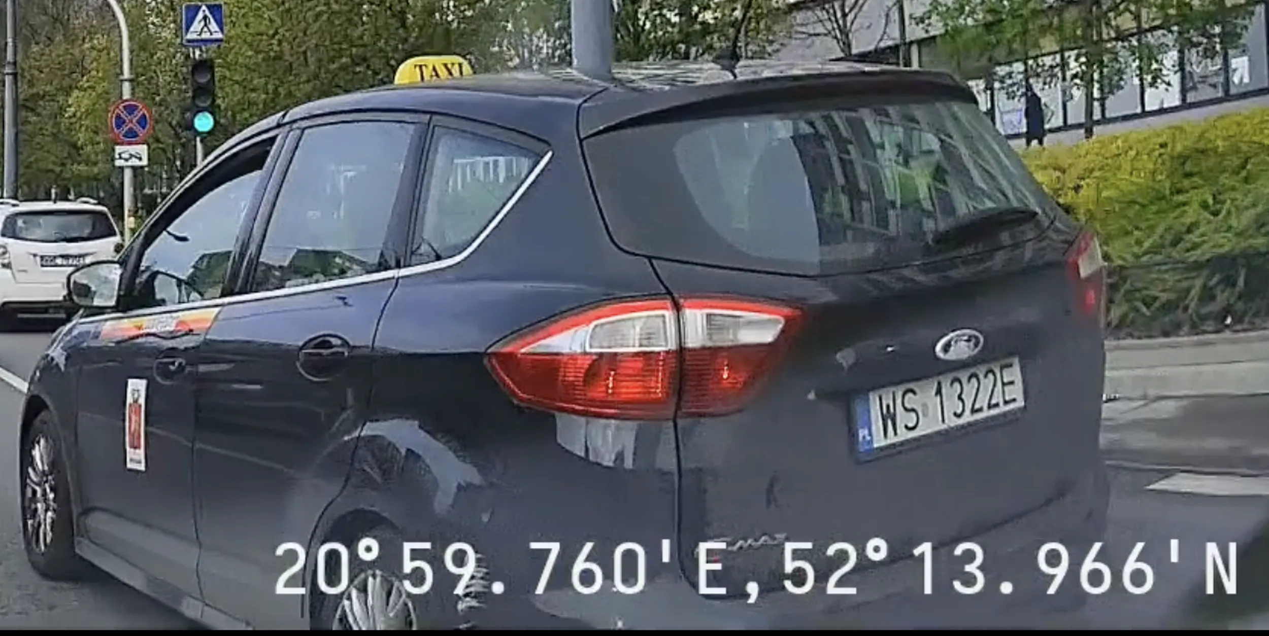 Kolejny co się wpuszcza kierunkowskazem i zajeżdża drogę zmieniając pas. Użyj chociaż gazu i rób to z głową, a nie spychasz kierowców na drugi pas. Widać po Twoim przerysowanym lewym tyle, że kolizja Cię już spotkała ale nic Cię to nie nauczyło. Wszystkiego najgorszego.