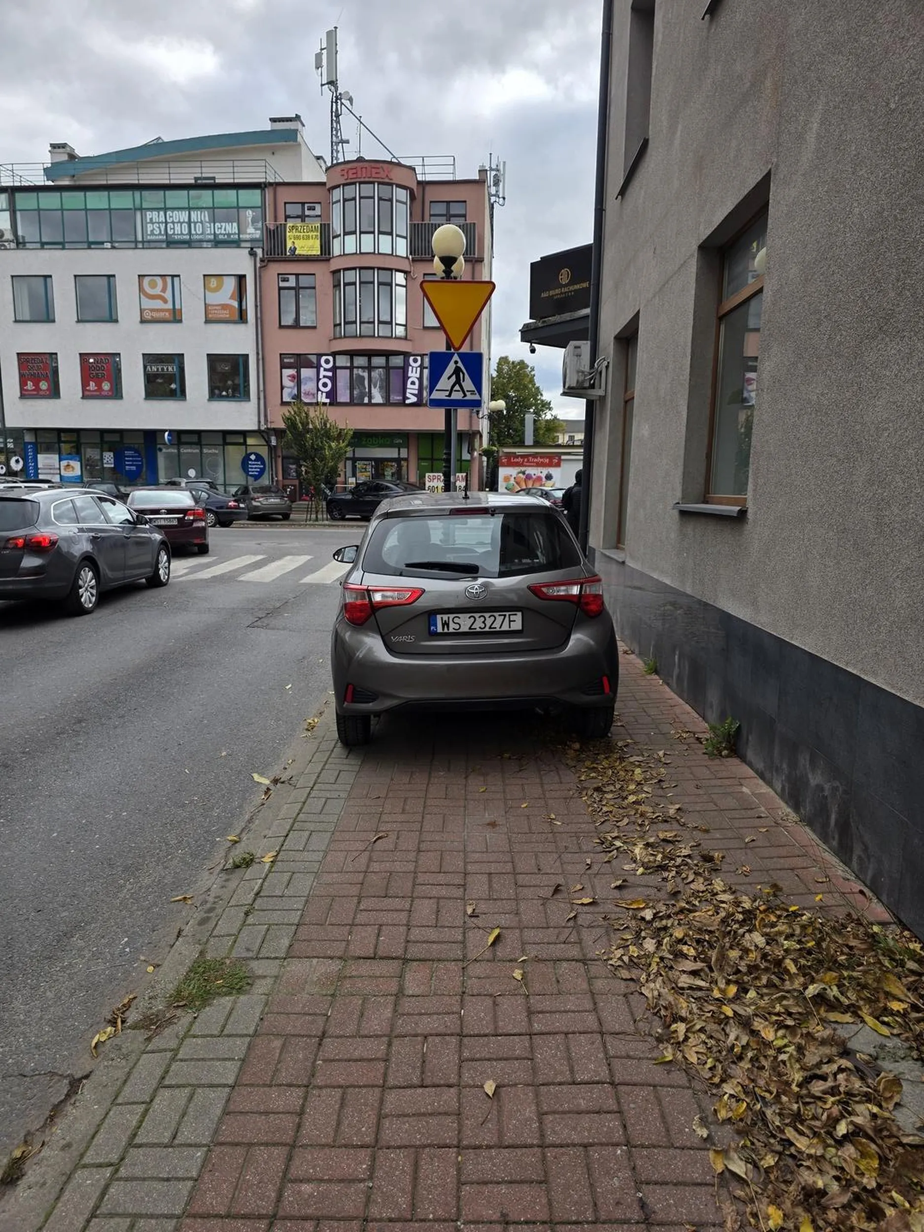 Polecam zapoznać się z przepisami oraz proponuję wyjść z samochodu i zobaczyć ile miejsca zostawiłeś/zostawiłaś ludziom, a nie wspomnę o matce która prowadzi wózek z dzieckiem