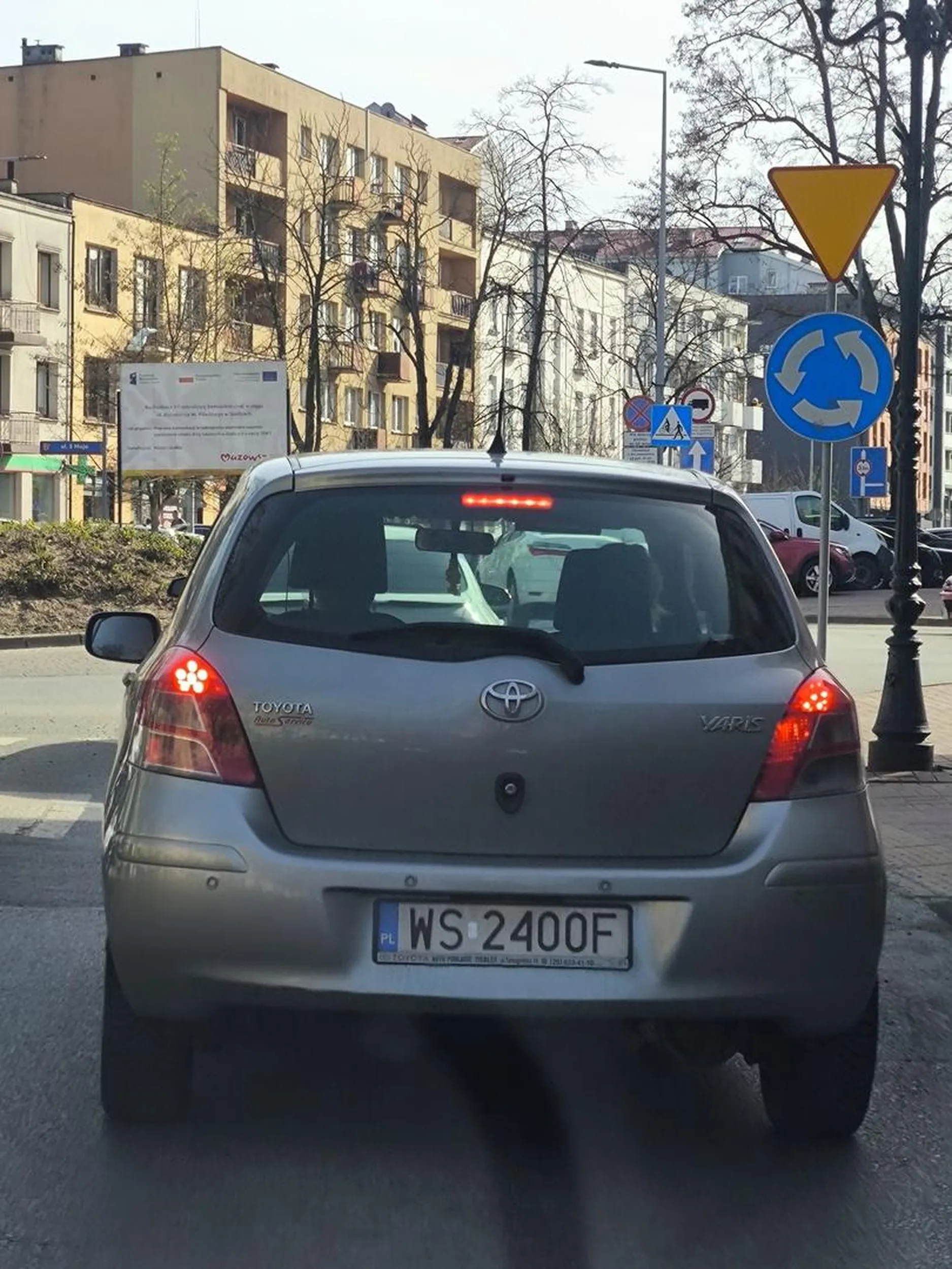 Kobieta stwarza zagrożenie na drodze, nie patrzy w lusterka wymusza i zajeżdża drogę ?