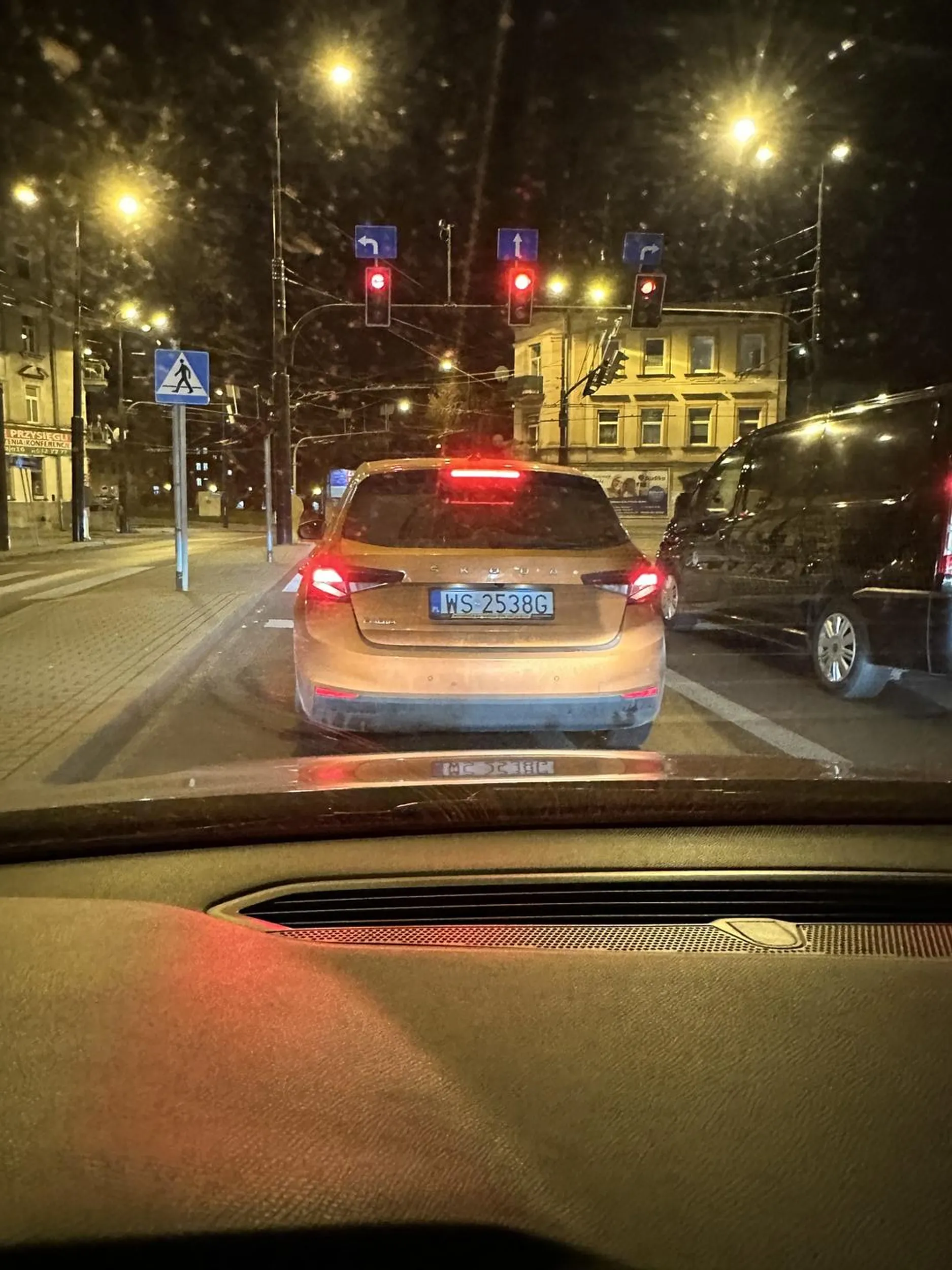 Kierowca zmienia pasy i skręca bez kierunkowskazów i nie zwraca uwagi na inne samochody, wpychając się na siłę. Takie zachowanie jest nieodpowiedzialne i stwarza realne zagrożenie na drodze