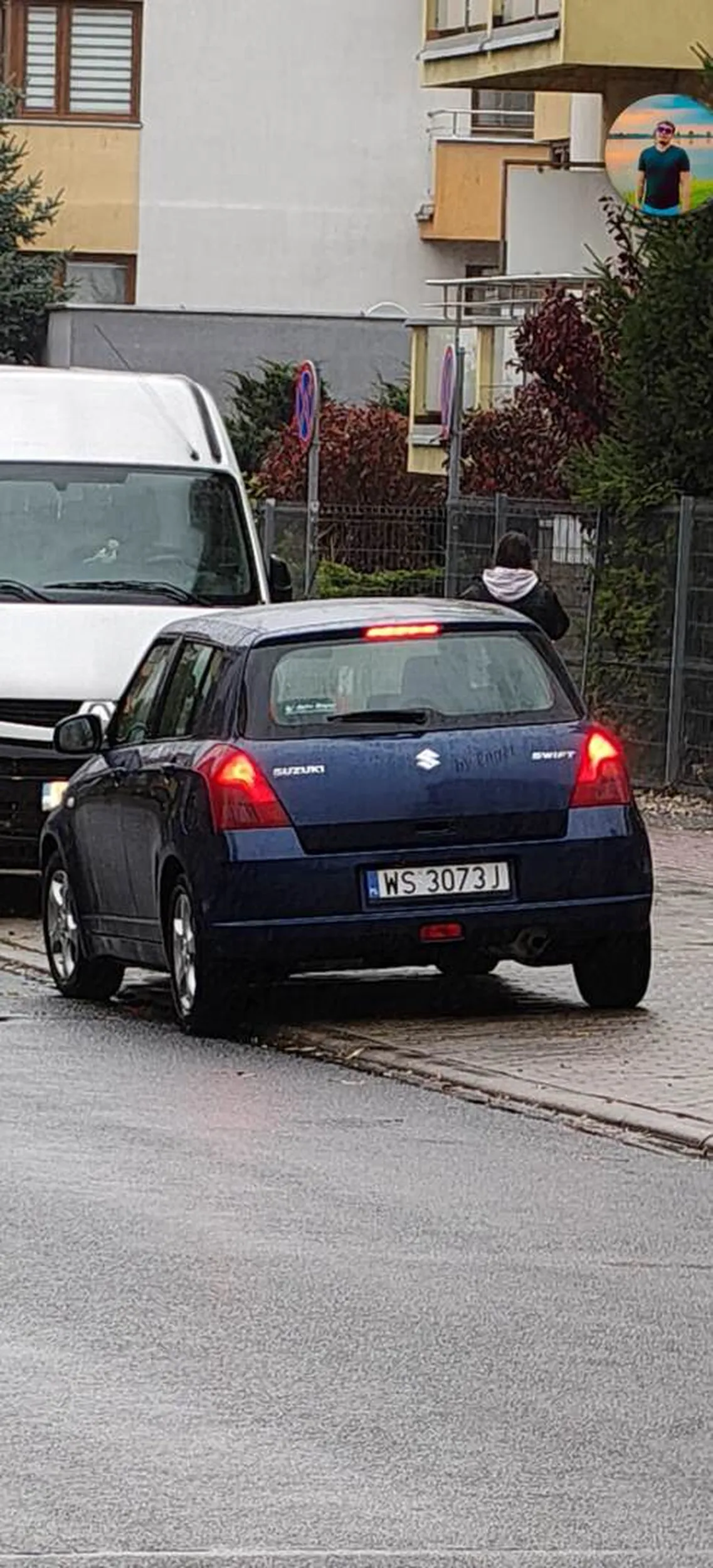 Pani zarysowała stojący samochód po czym wysiadła, sprawdziła czy nic w jej samochodzie nie zostało uszkodzone i odjechała. Pozdrawiam cieplutko środkowym palcem ?