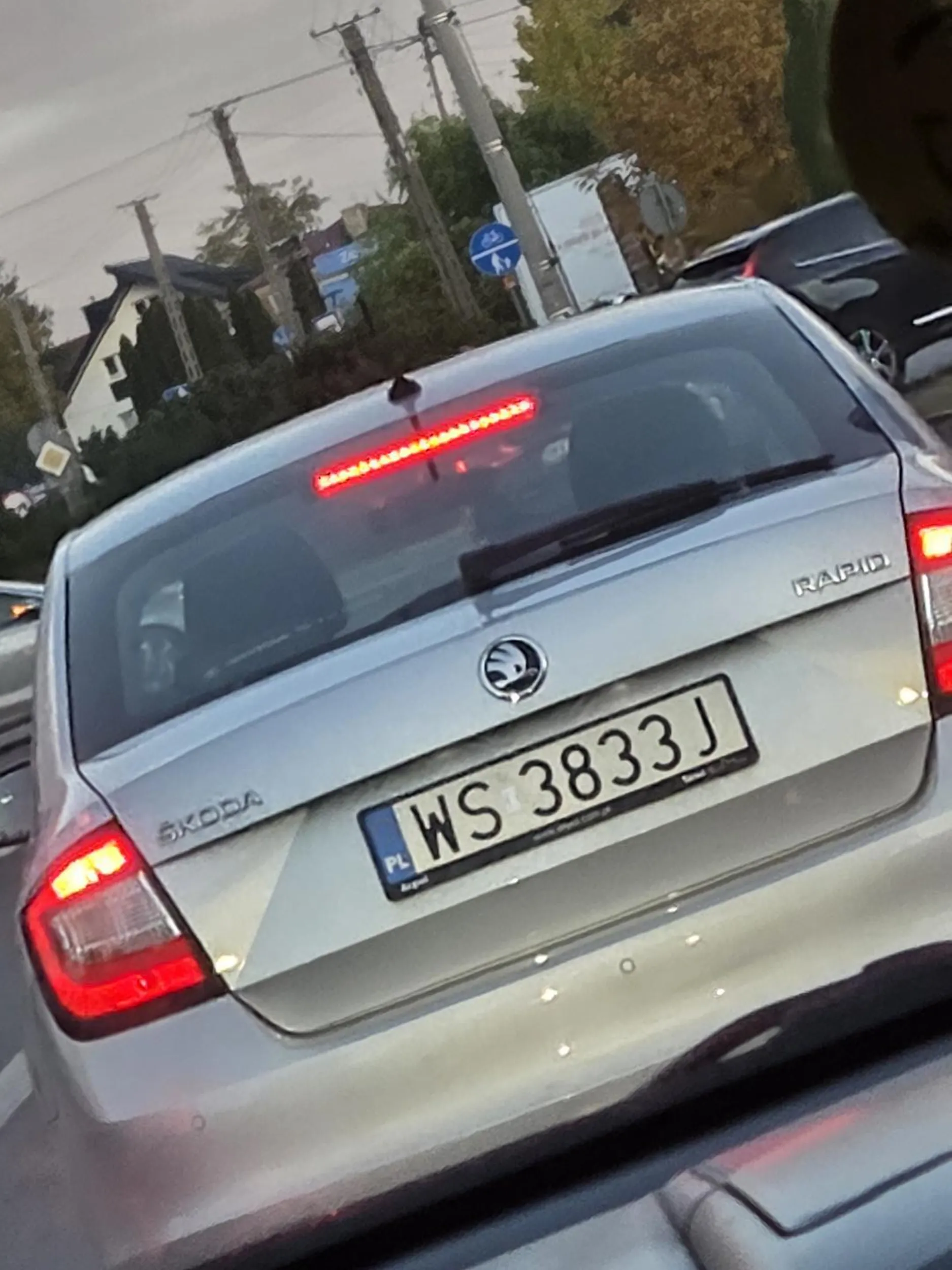 Się znowu wleczesz na krajówce ledwo 5 dych a juz do 80 dochodzi jak do miasta wjeżdżasz siwy dziadu, 2 raz w tym roku, hamujesz 200 metrow przed rondem prawie do zera gdy przed tobą nikt nie jedzie, wlatywałem zderzakiem prawie przez to, zdjęcie podsyłam juz w centrum gdy powoli sie ogarniasz z jazdą