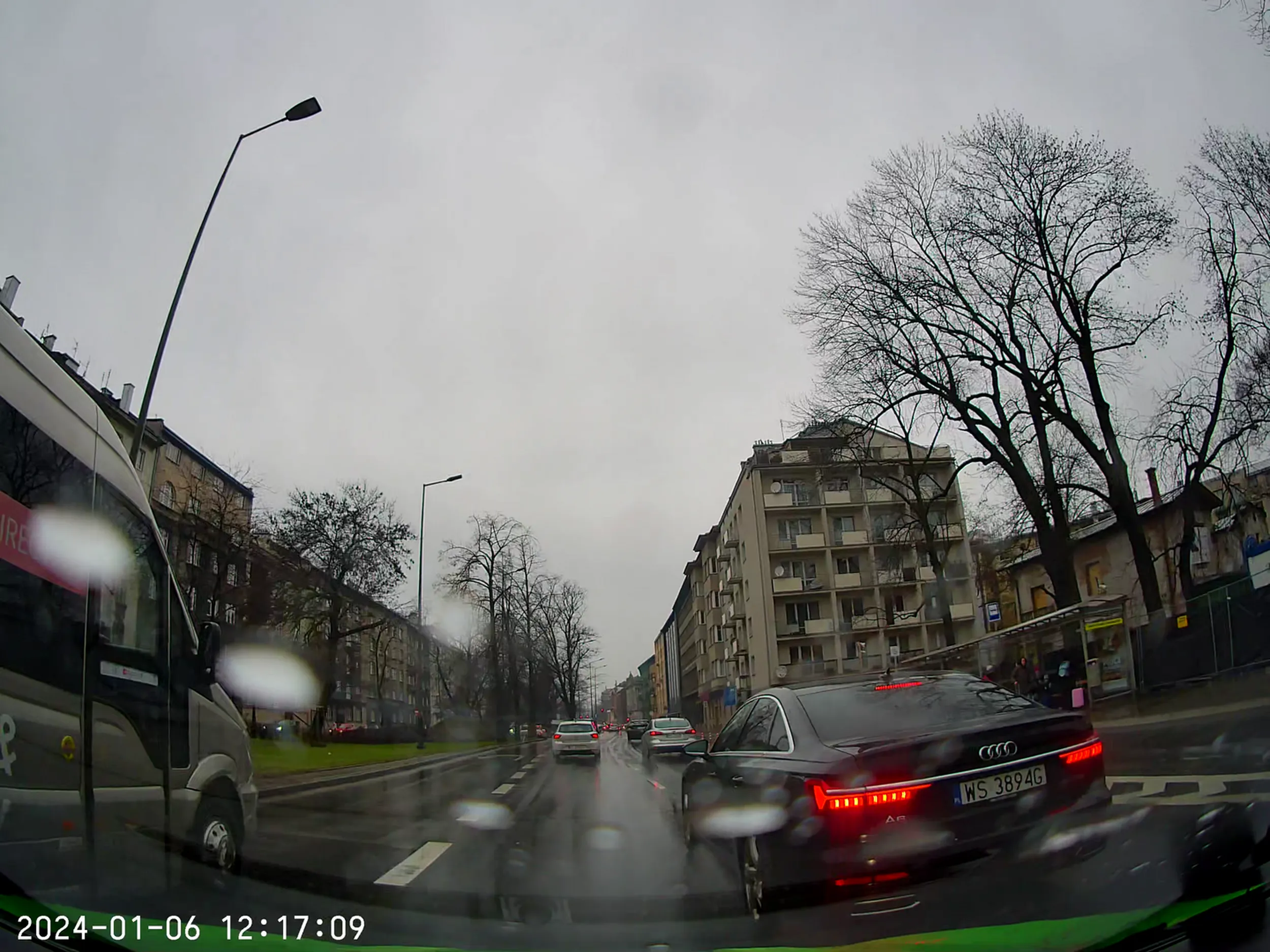 nie patrzy w lusterka, zajeżdża drogę i nie używa kierunków