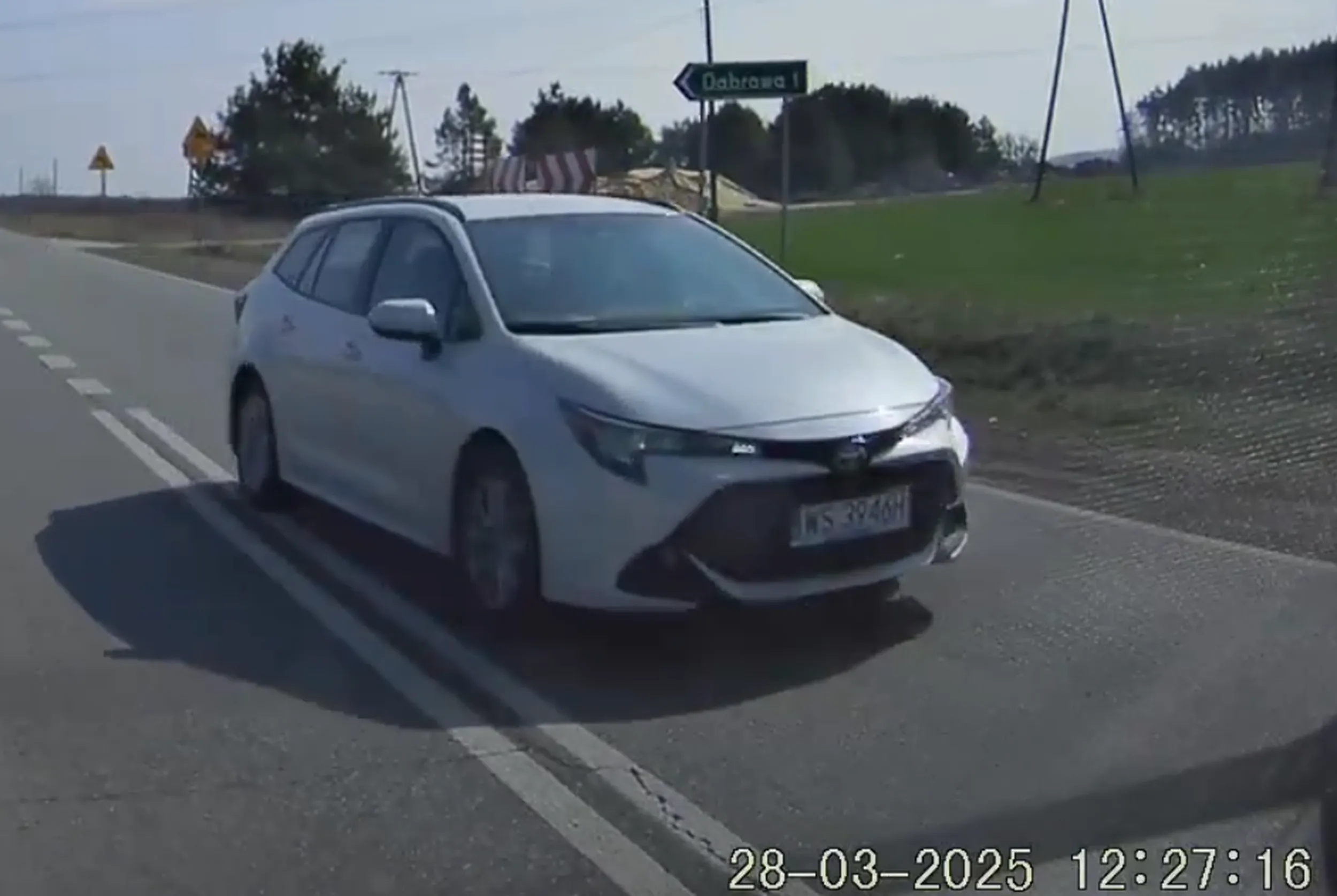 Cóż, gratuluję – nie codziennie spotyka się kierowcę, który tak „z pasją” ignoruje przepisy. Wysłałem już materiał z kamerki do odpowiednich wydziałów Policji, licząc na to, że kolejne wyczyny zostaną odpowiednio ukarane. Życzę powodzenia w dalszej jeździe – miejmy nadzieję, że do czasu, aż naprawdę nie dojdzie do tragedii. Może warto zacząć przestrzegać przepisów, bo z takim stylem jazdy prędzej czy później może dojść do wypadku, a wtedy nikt nie będzie się śmiał. Zdecydowanie przestań tak jeździć, bo kiedyś może to skończyć się tragicznie. Na pewno nie chcesz tego na sumieniu.