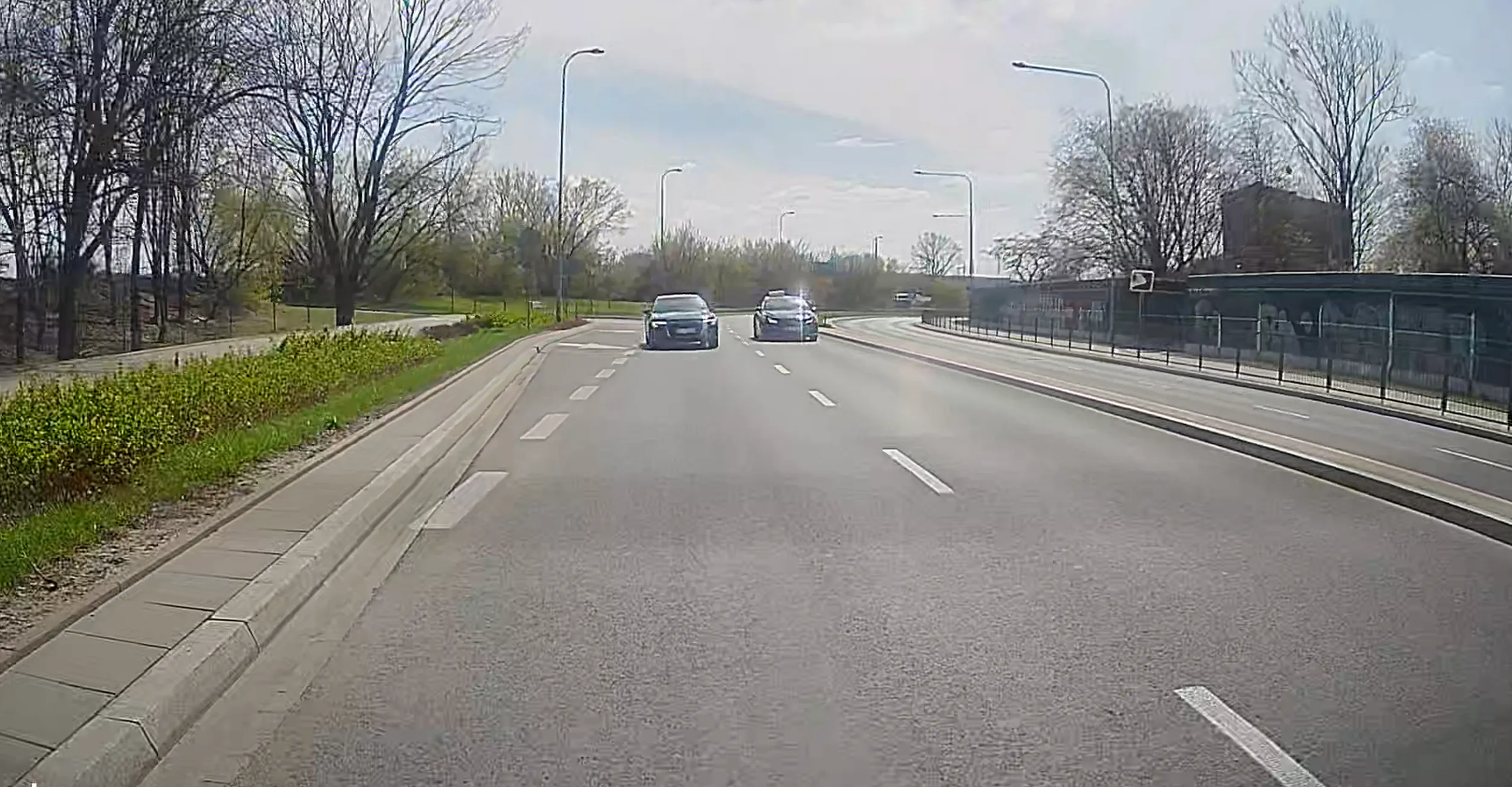 Pędzi w zabudowanym między autami bez kierunkowskazu aby finalnie stanąć na światłach na awaryjnych. Stwarza niebezpieczne sytuacje.